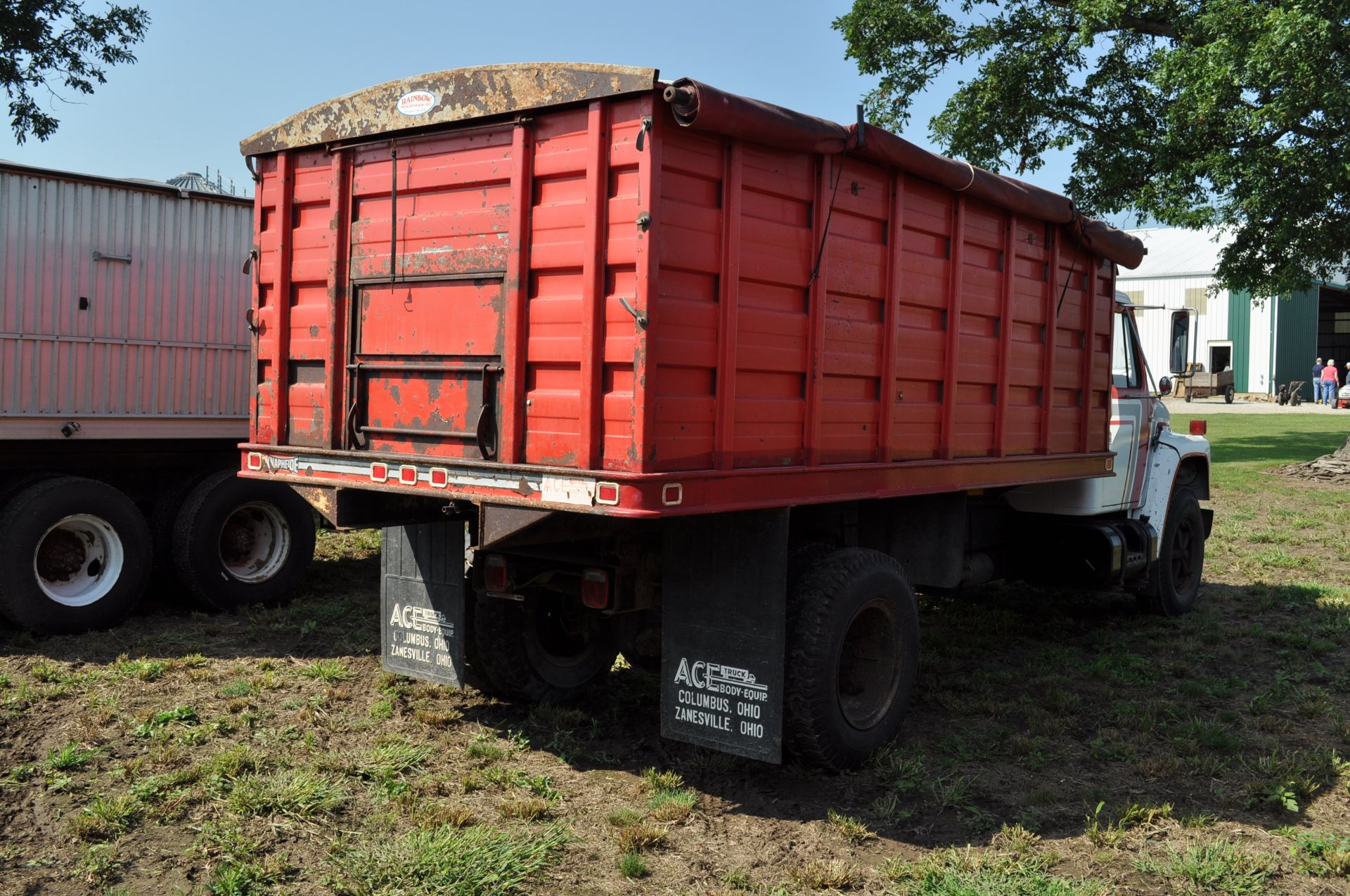 1982 International S1700 grain truck, IH gas 345 V-8 engine, 5 + 2 spd, 188 WB, single axle - Image 3 of 18