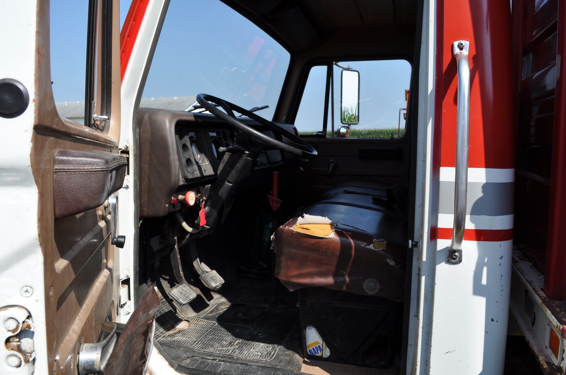 1982 International S1700 grain truck, IH gas 345 V-8 engine, 5 + 2 spd, 188 WB, single axle - Image 12 of 18