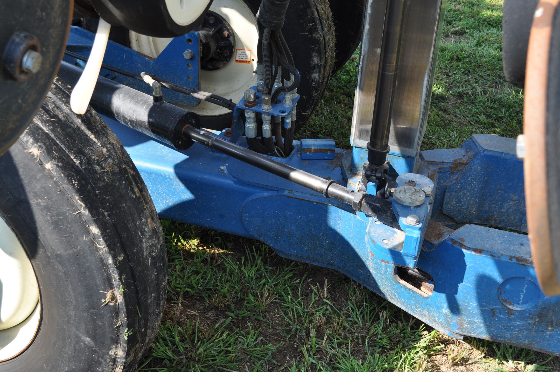 Kinze 3650 12/24 splitter planter, floating row cleaners on corn rows, no till coulters, box units - Image 13 of 20