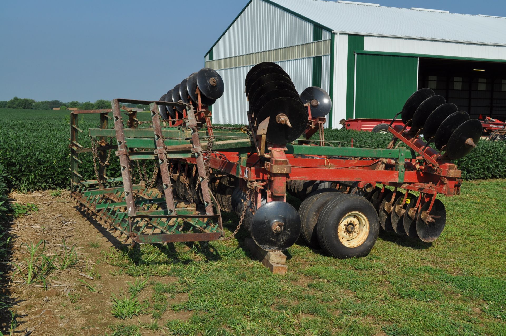 17 ½’ International 475 disc, 7 ½” spacing, 3 bar spike tooth harrow, new bearings and blades - Image 3 of 16