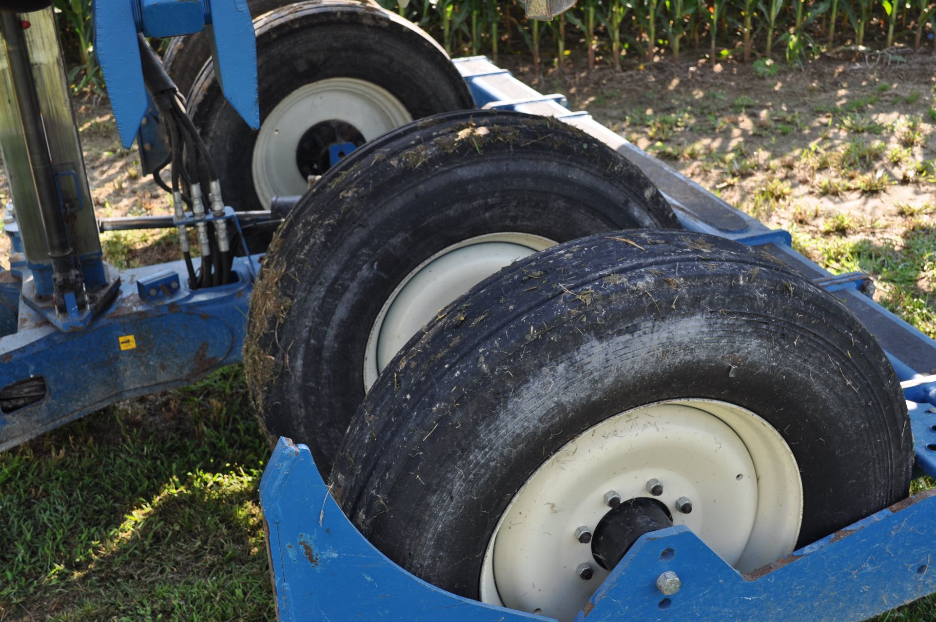 Kinze 3650 12/24 splitter planter, floating row cleaners on corn rows, no till coulters, box units - Image 7 of 20