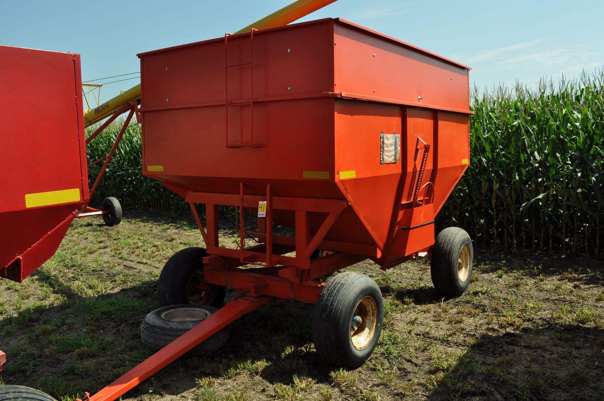 Killbros 350 bu gravity bed wagon, Killbros running gear, 11L-15 tires