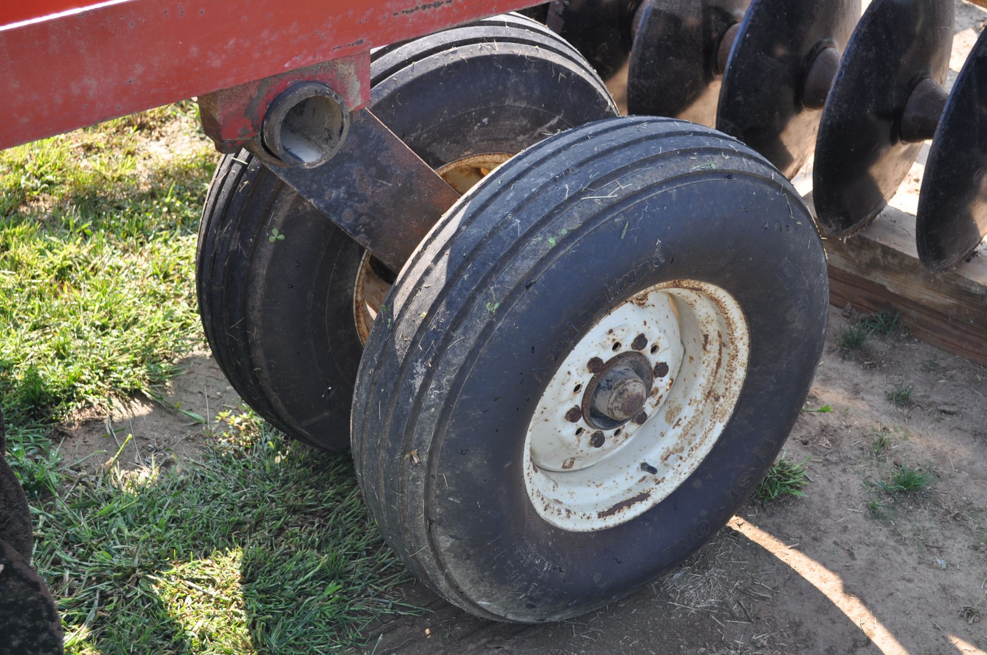 17 ½’ International 475 disc, 7 ½” spacing, 3 bar spike tooth harrow, new bearings and blades - Image 12 of 16