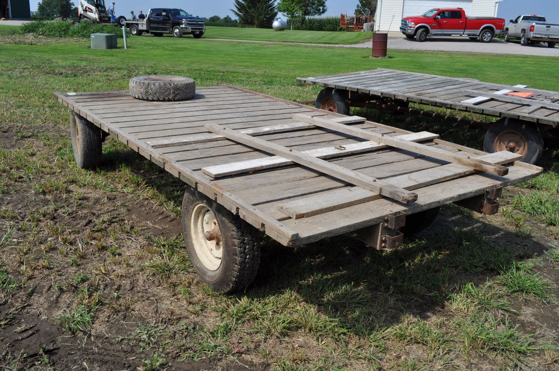 14’ x 7’ flat rack hay wagon, Montgomery Ward 3000 gear, 15” tires - Image 4 of 10
