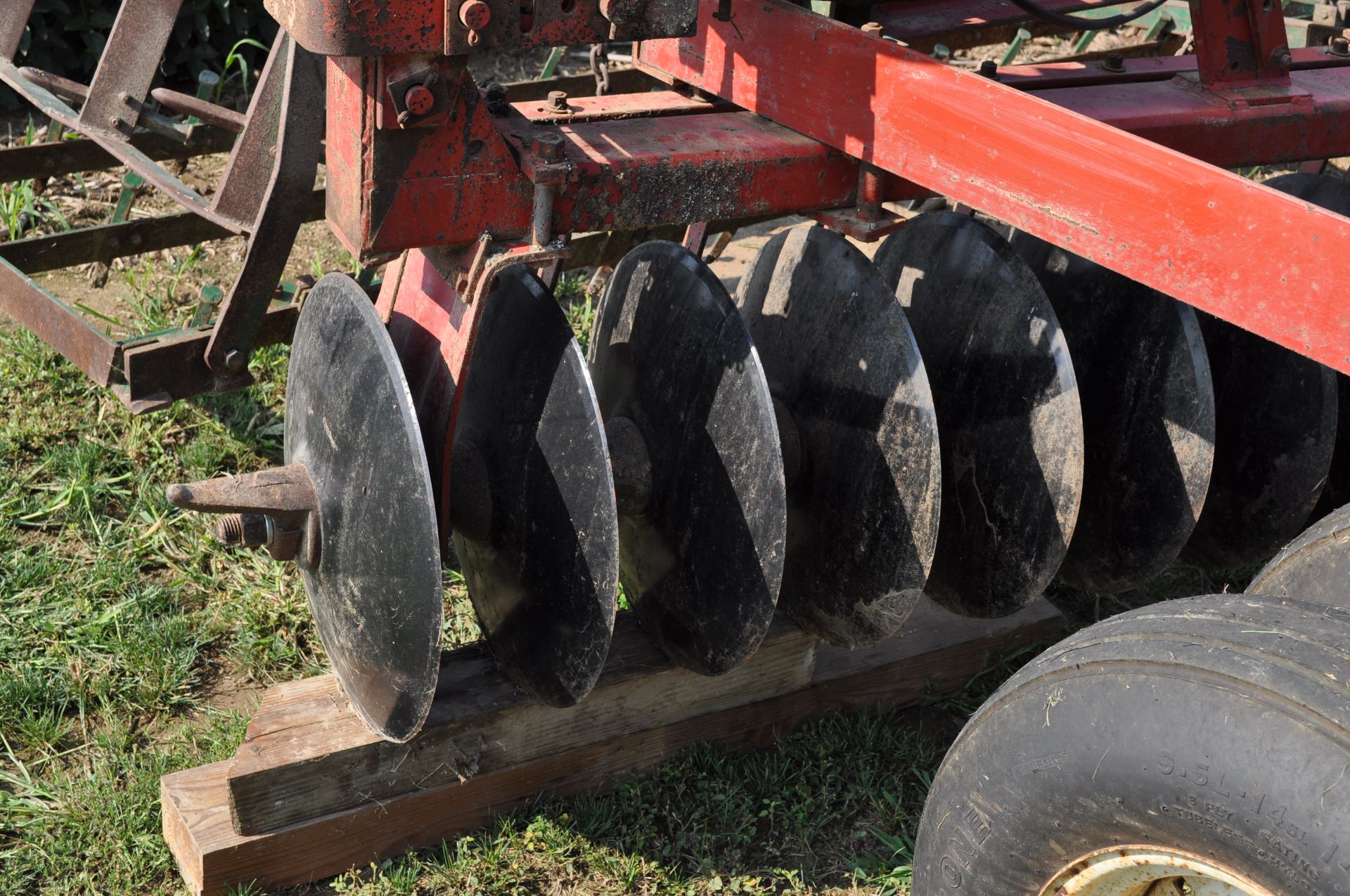 17 ½’ International 475 disc, 7 ½” spacing, 3 bar spike tooth harrow, new bearings and blades - Image 6 of 16