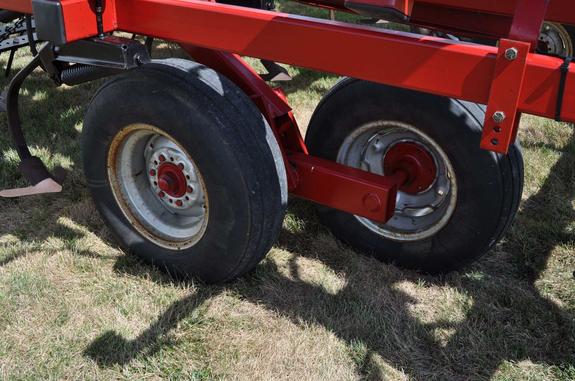 27 ½’ Case IH 4300 field cultivator, hyd fold, 5 bar spike tooth harrow, rear hitch, walking tandem - Image 8 of 15