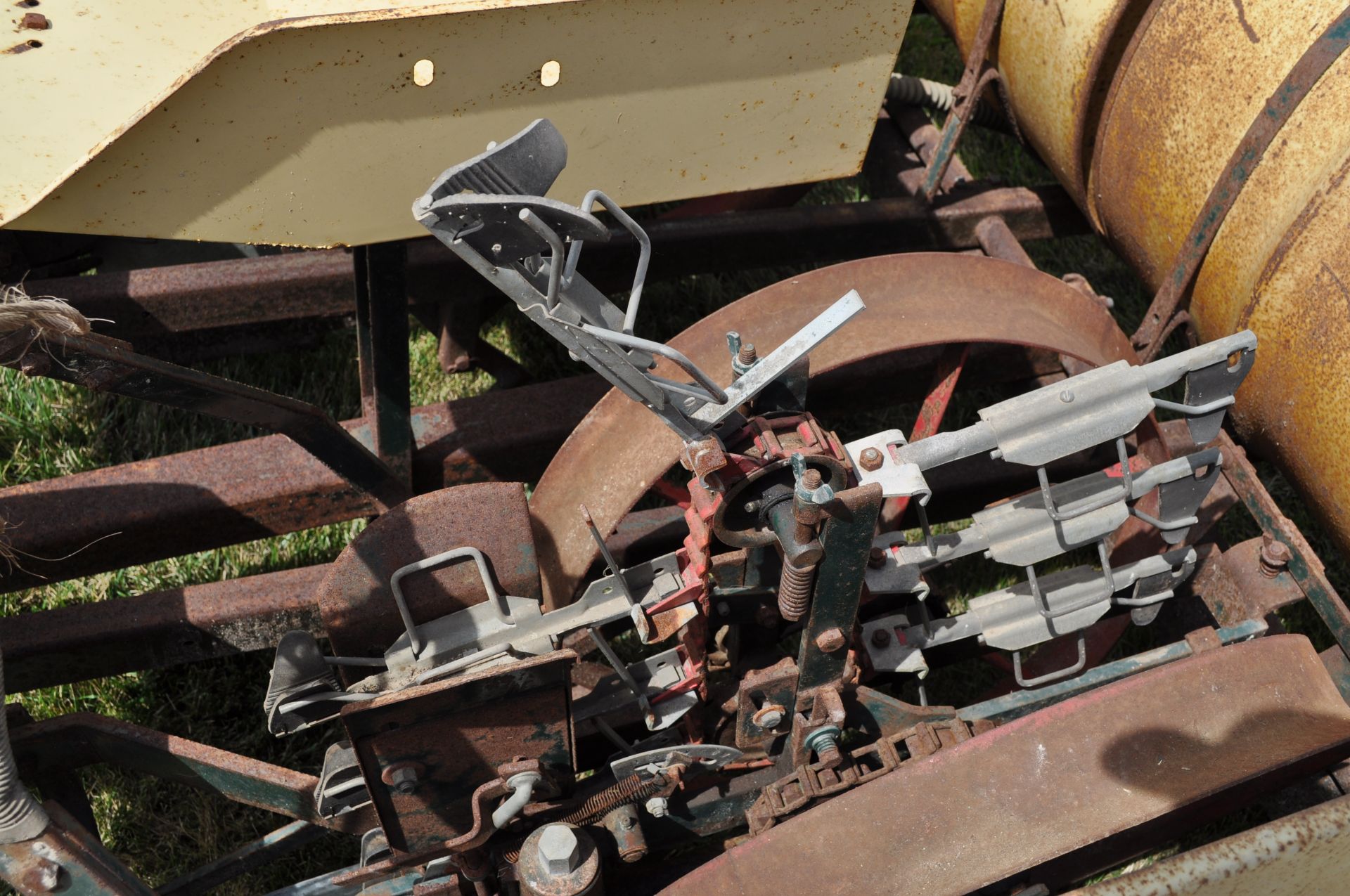 2-row Holland transplanter, 36” row, tobacco setter, 4 seat, liquid, pull-type, SN 259219 - Image 8 of 8