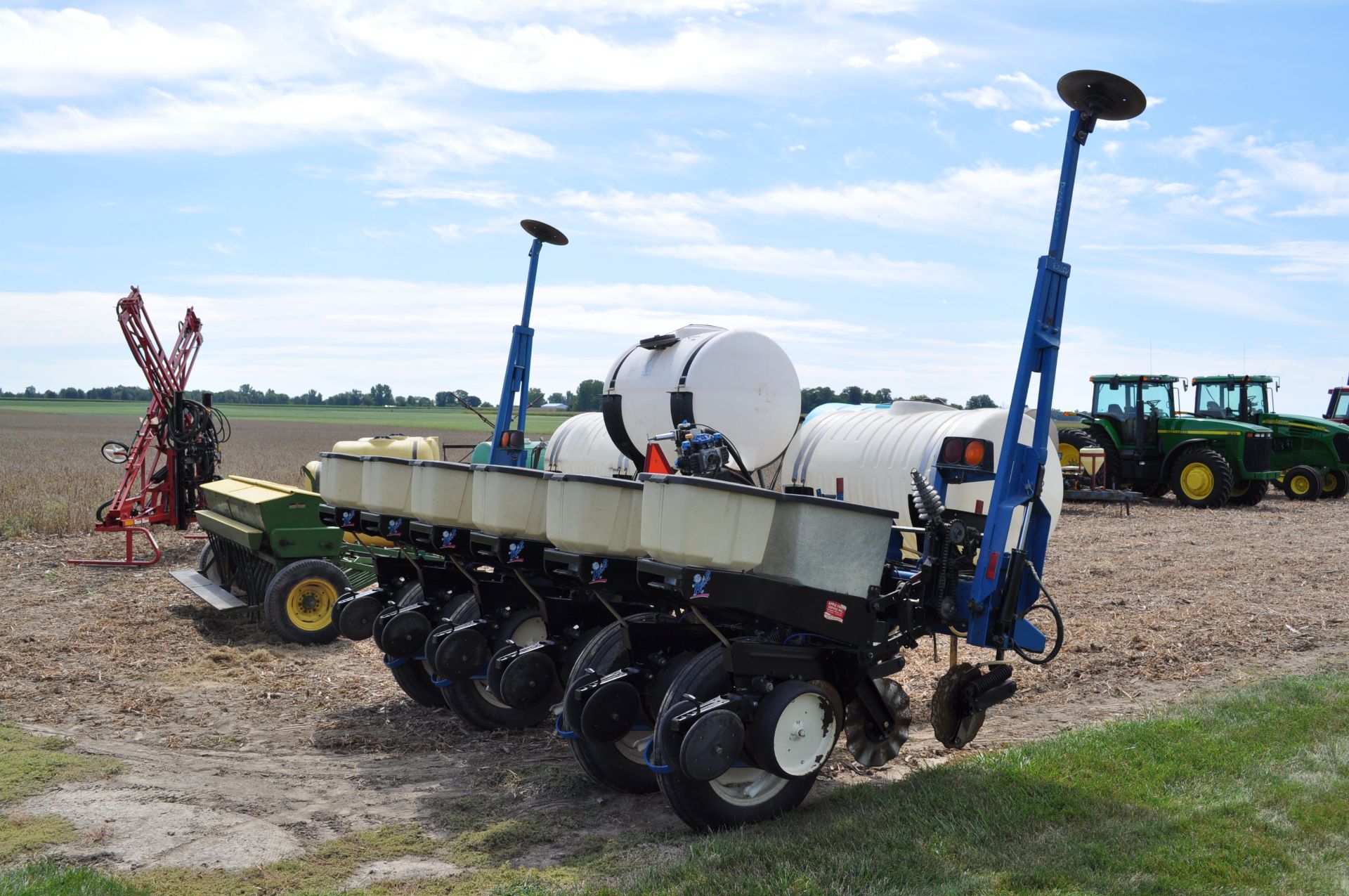 Kinze 2000 6x30” corn planter, finger pick-up, 120 gal poly tank w/ 2+2 Kinze openers, no-till - Image 4 of 18