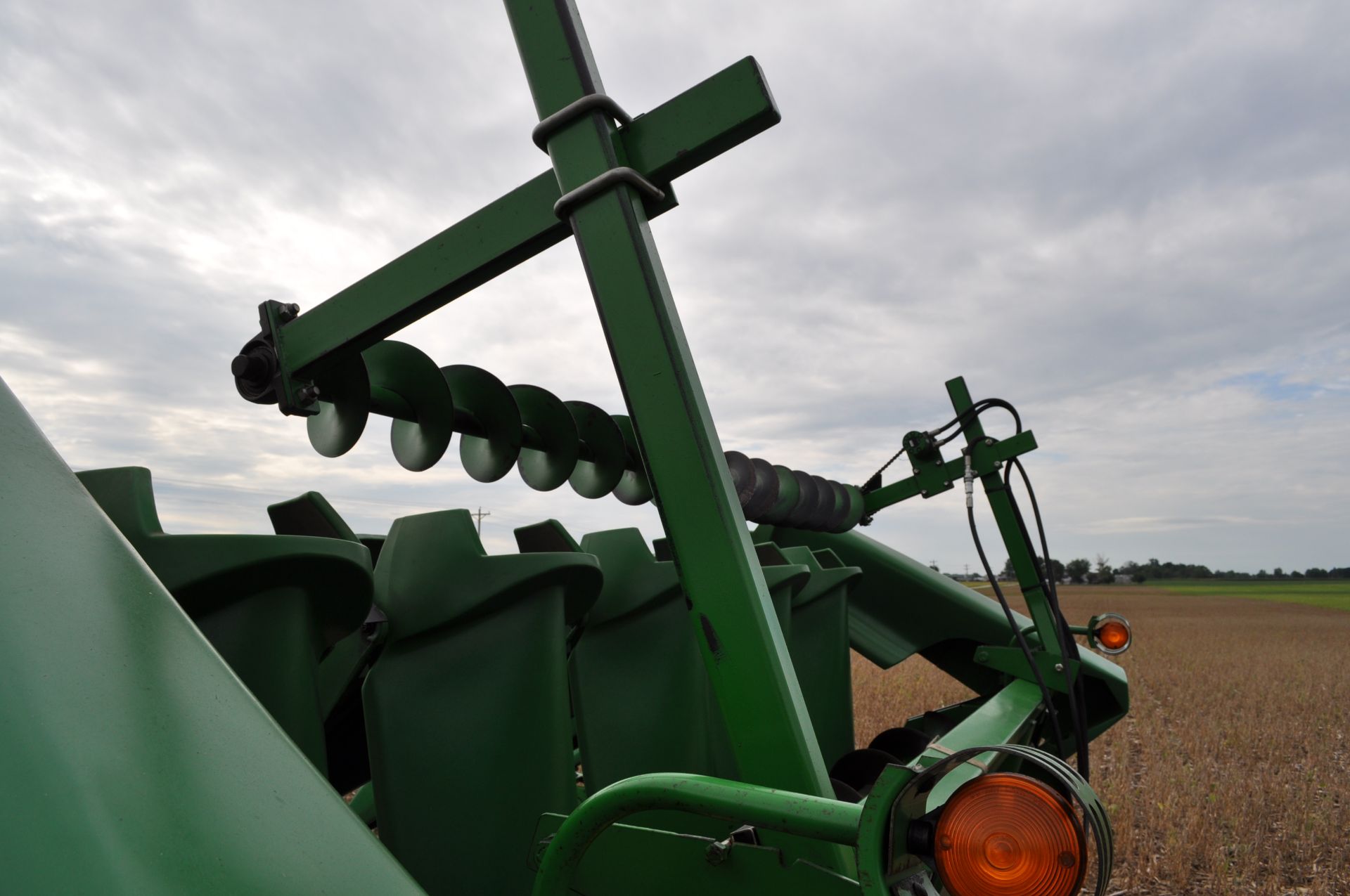 John Deere 693 corn head, 6 row x 30”, fluted rolls, poly, hyd drive fluff auger, Calmer stalk - Image 11 of 13