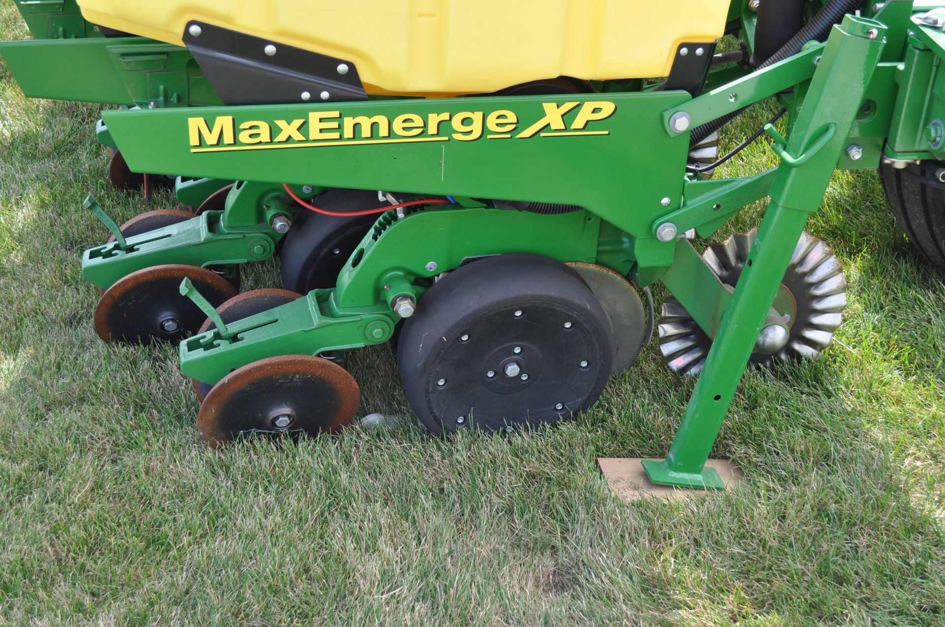 John Deere 1780 planter, 11 row x 15”, 3 bushel boxes, vac meters, pneumatic down pressure - Image 5 of 17