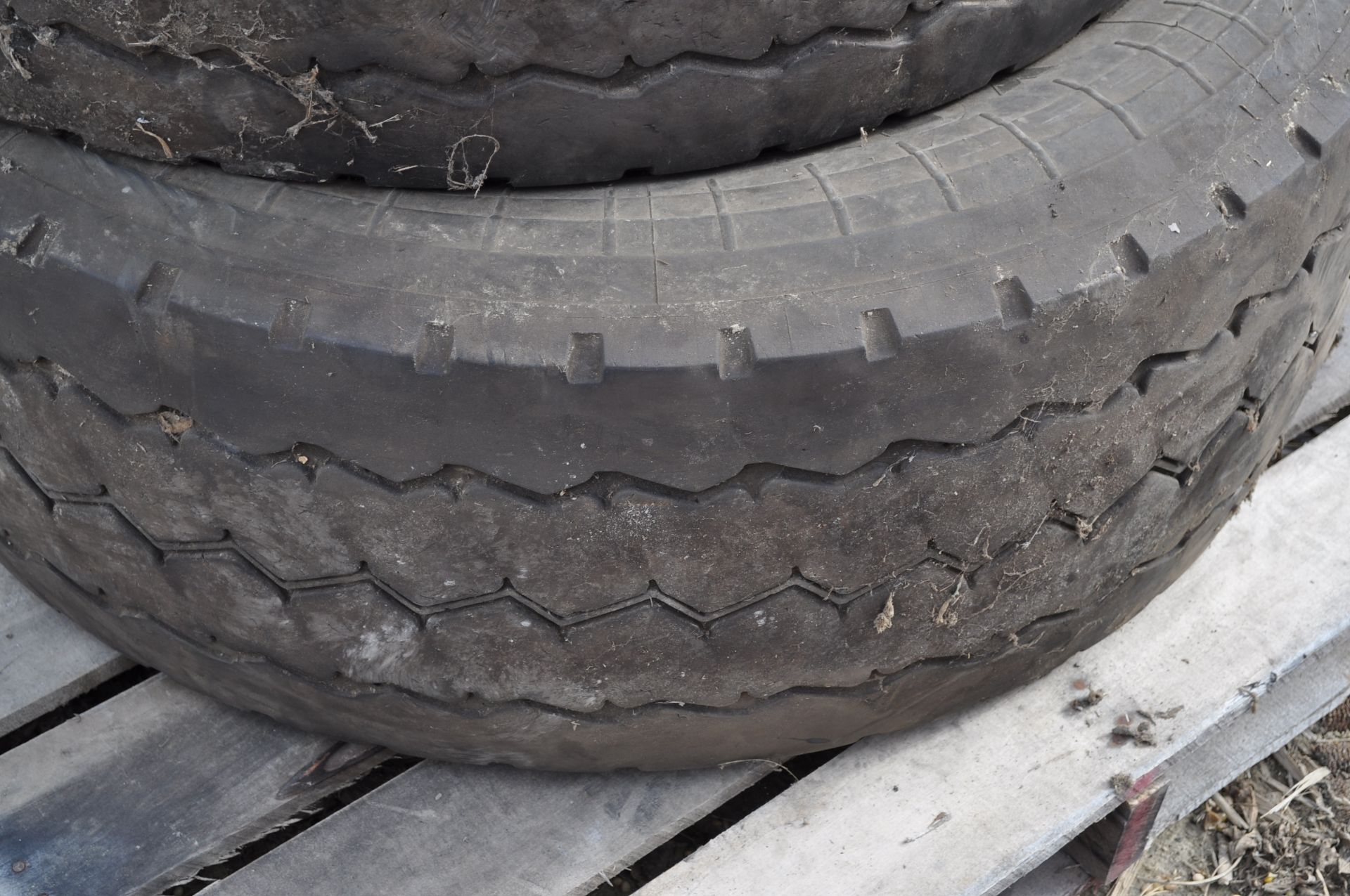 425 / 65 R 22.5 tire - Image 2 of 3