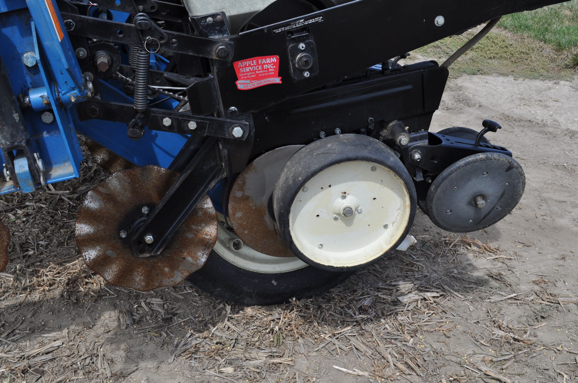 Kinze 2000 6x30” corn planter, finger pick-up, 120 gal poly tank w/ 2+2 Kinze openers, no-till - Image 14 of 18