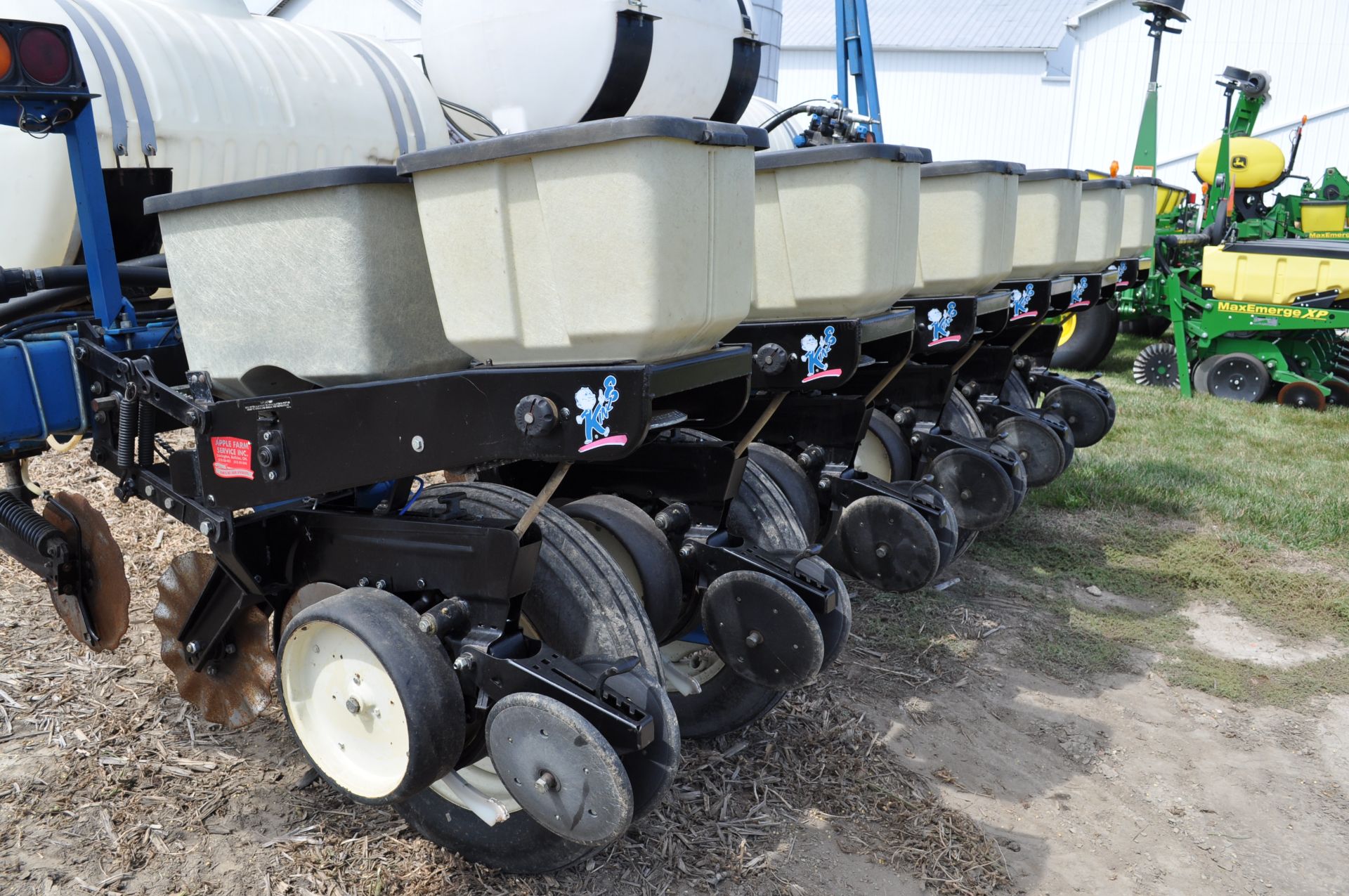 Kinze 2000 6x30” corn planter, finger pick-up, 120 gal poly tank w/ 2+2 Kinze openers, no-till - Image 15 of 18