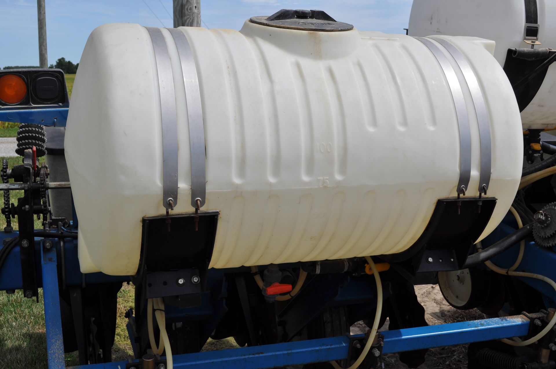 Kinze 2000 6x30” corn planter, finger pick-up, 120 gal poly tank w/ 2+2 Kinze openers, no-till - Image 8 of 18