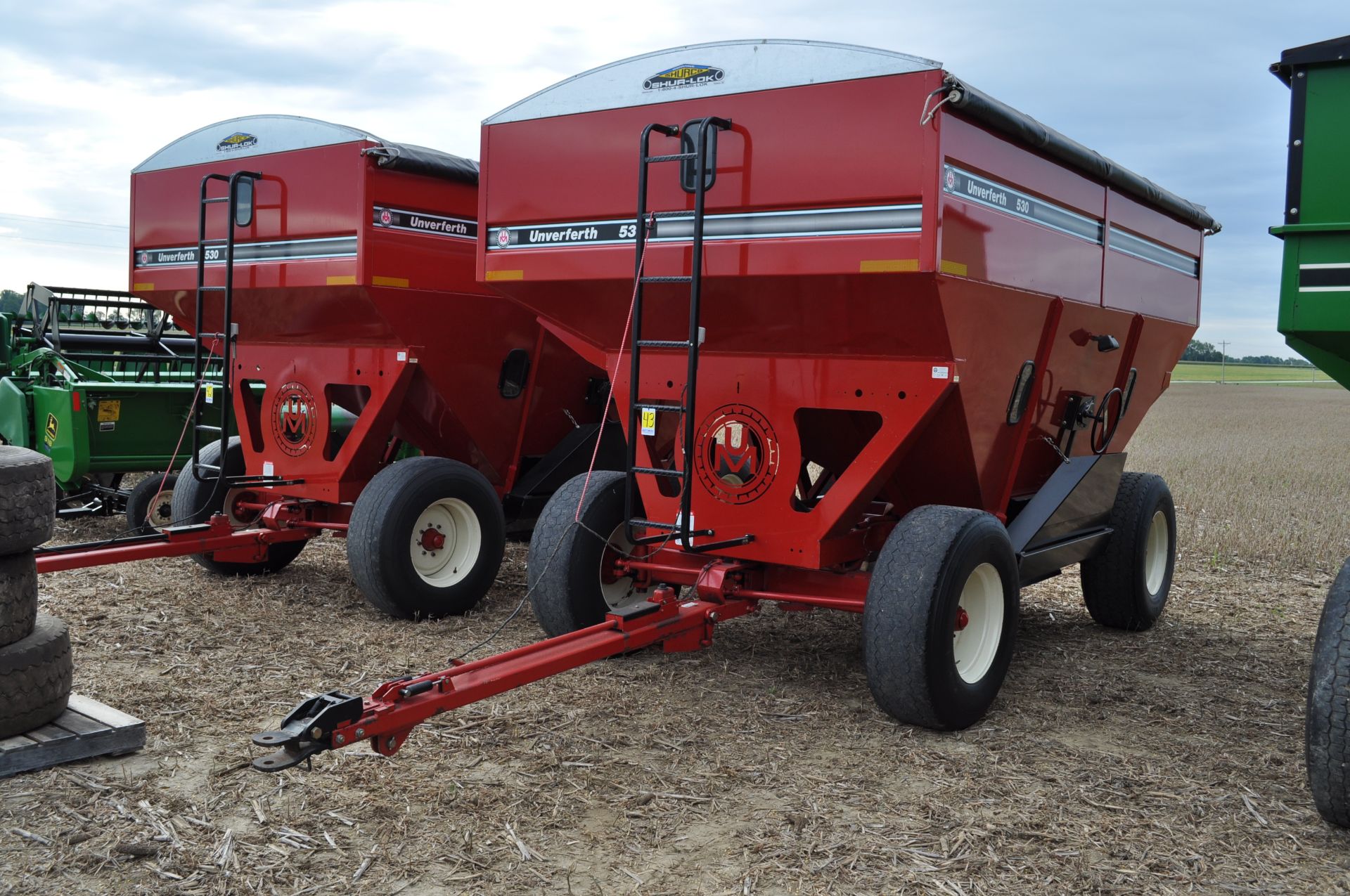 Unverferth 530 gravity bed wagon, 425/65 R 22.5 tires, hyd surge brakes, lights, roll tarp