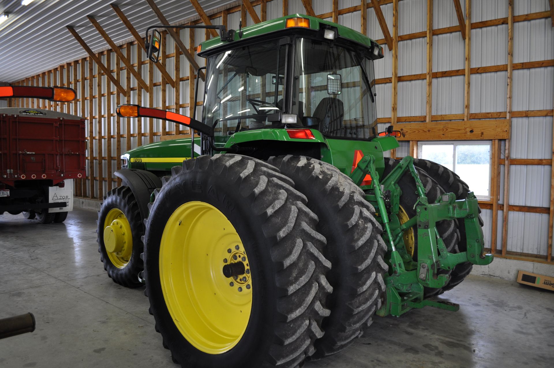 John Deere 8100 tractor, 18.4 R 42 duals, 380/85 R 30 tires, MFWD, powershift, 3 hyd remotes - Image 4 of 24