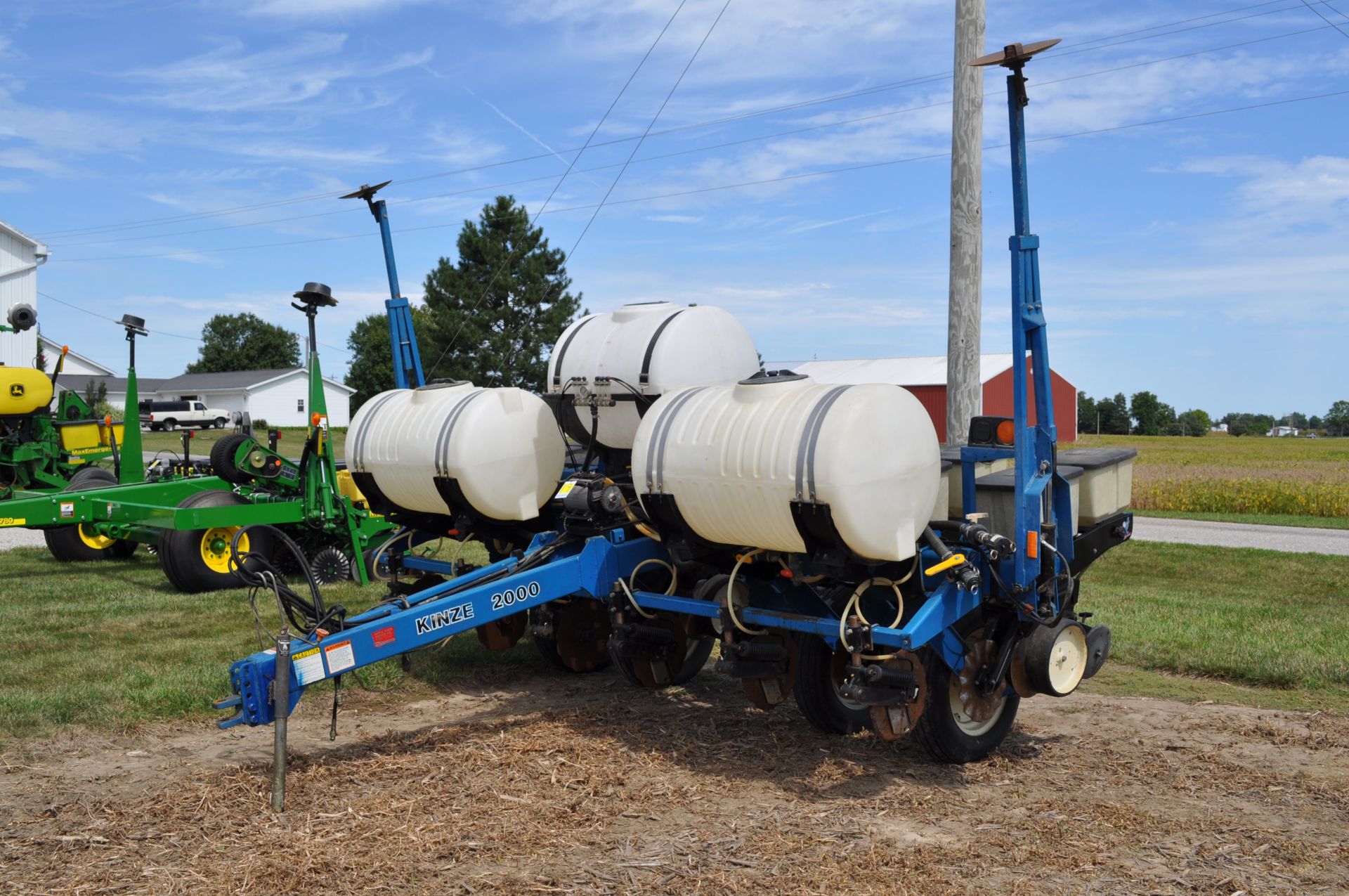 Kinze 2000 6x30” corn planter, finger pick-up, 120 gal poly tank w/ 2+2 Kinze openers, no-till - Image 2 of 18