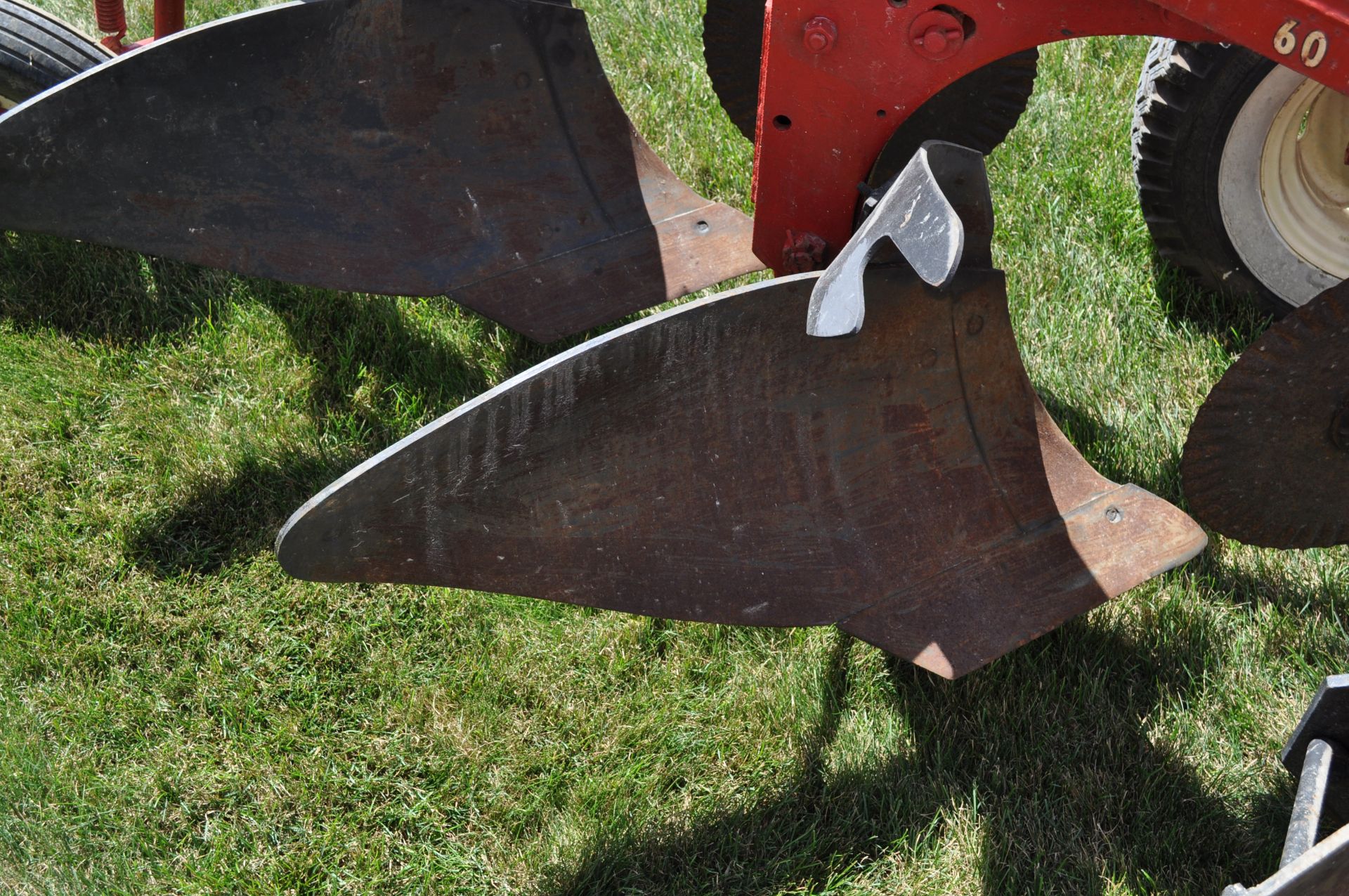 3 btm x 14” International 60 moldboard plow, pull type, hyd lift, tail wheel - Image 7 of 10