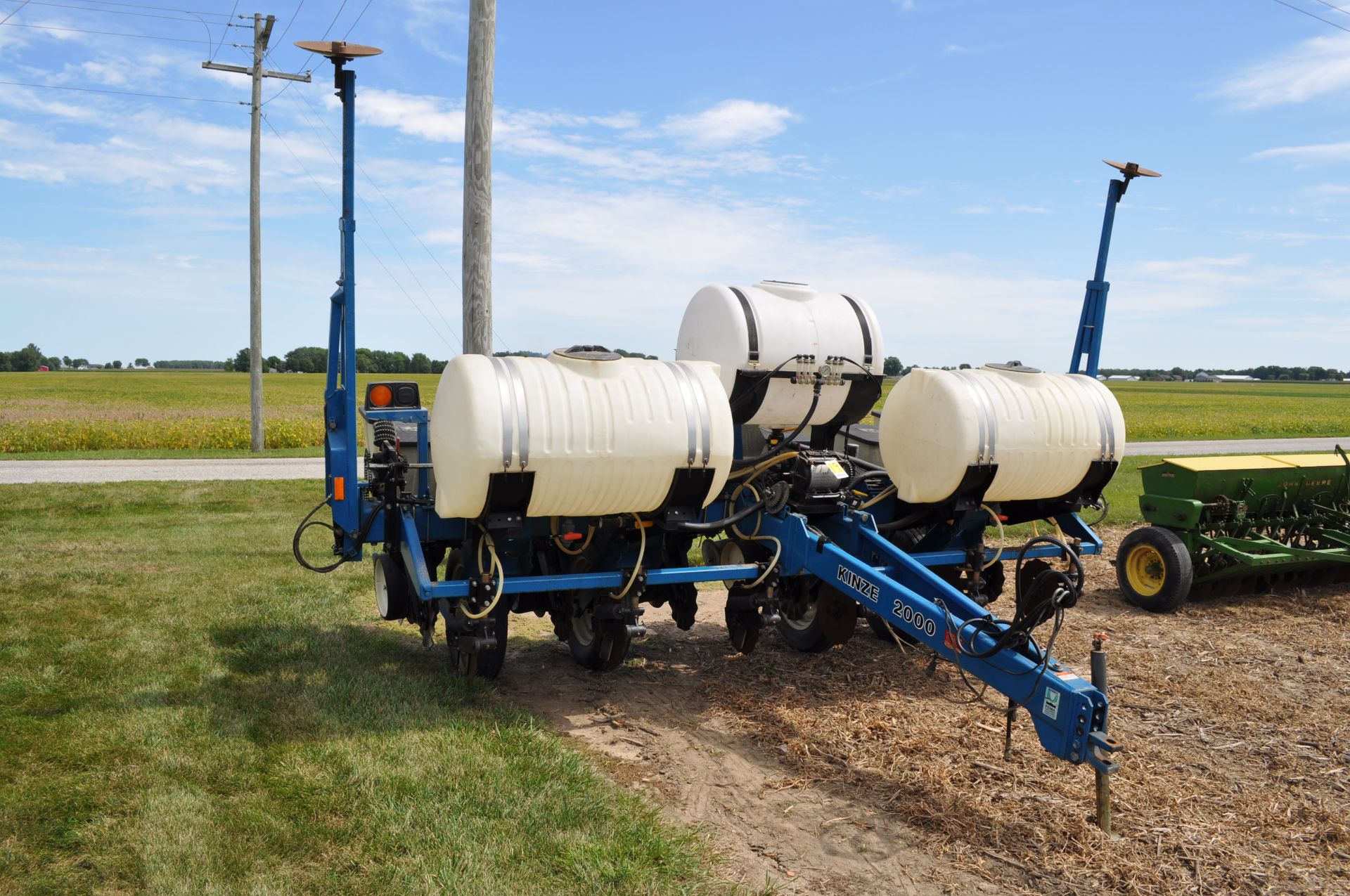 Kinze 2000 6x30” corn planter, finger pick-up, 120 gal poly tank w/ 2+2 Kinze openers, no-till