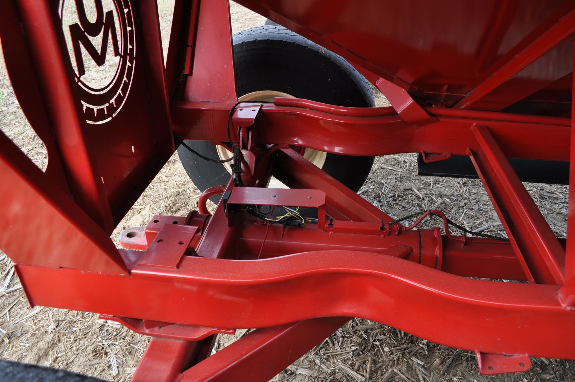 Unverferth 530 gravity bed wagon, 425/65 R 22.5 tires, hyd surge brakes, lights, roll tarp - Image 9 of 16