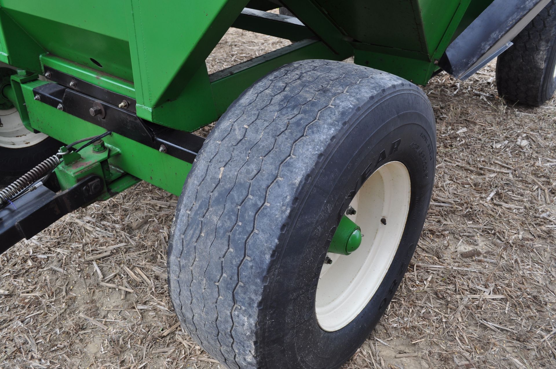 J & M 525 gravity wagon, 425 / 65 R 22.5 tires, hyd surge brakes, sight windows, lights - Image 6 of 14