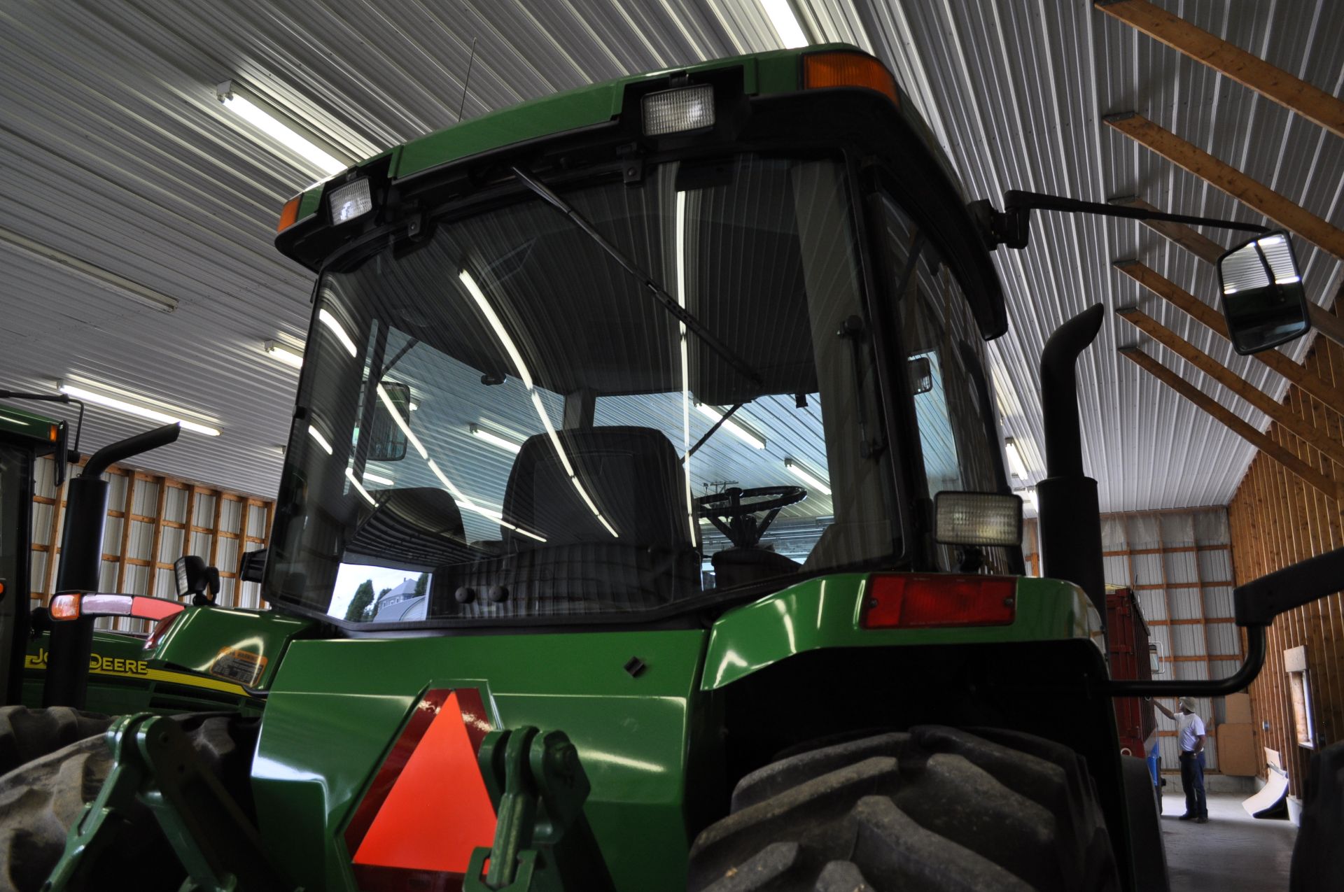 John Deere 8100 tractor, 18.4 R 42 duals, 380/85 R 30 tires, MFWD, powershift, 3 hyd remotes - Image 16 of 24