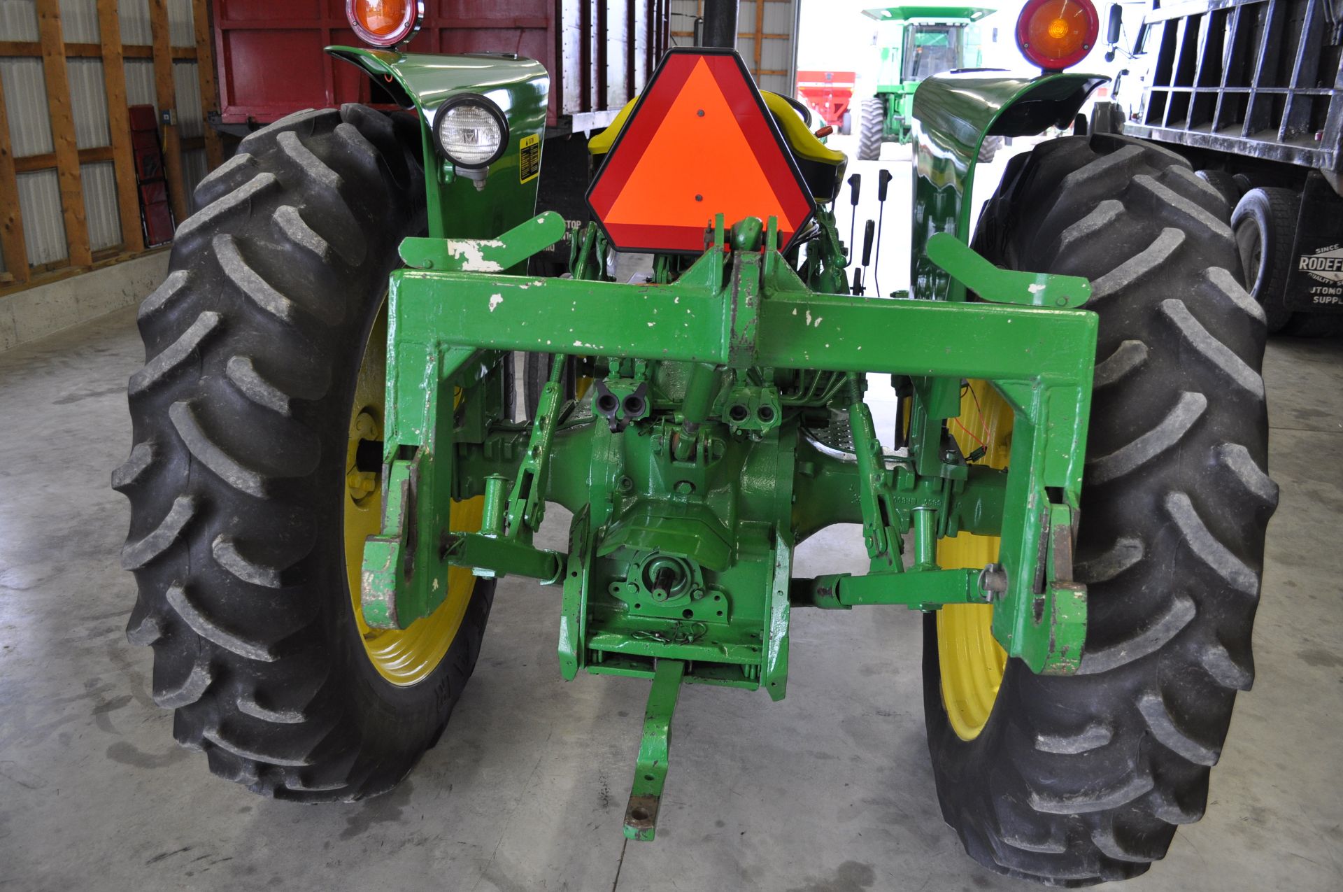 John Deere 2030 tractor, 13.6-38 rear, 7.5-16 front, front wts, 2 hyd remotes, 3 pt, quick hitch - Image 23 of 24