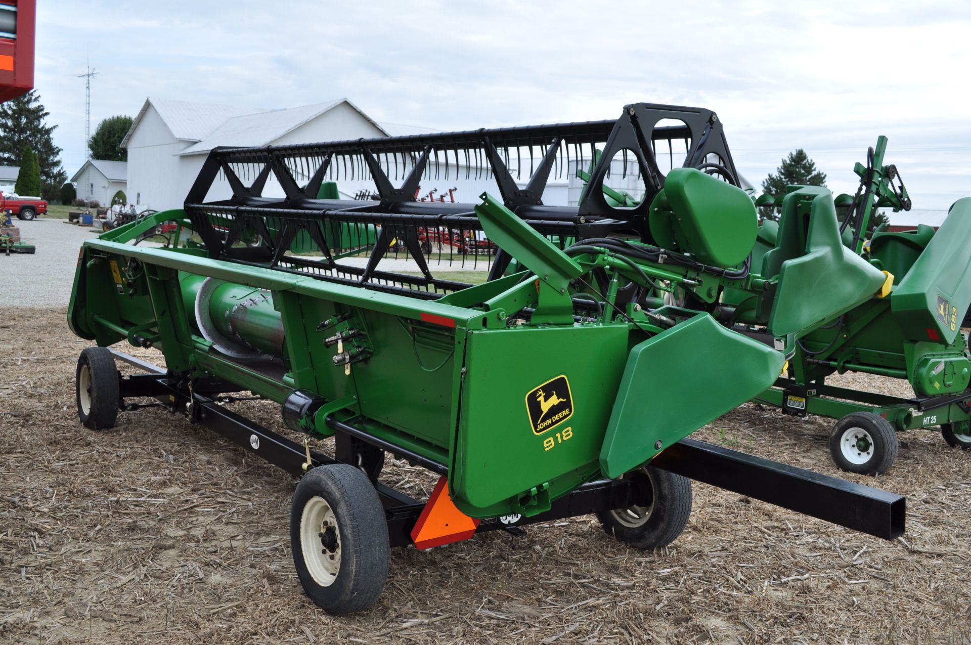 18’ John Deere 918 grain head, hyd fore/aft, row crop dividers, poly skid shoes, SN H00918F670831 - Image 3 of 10