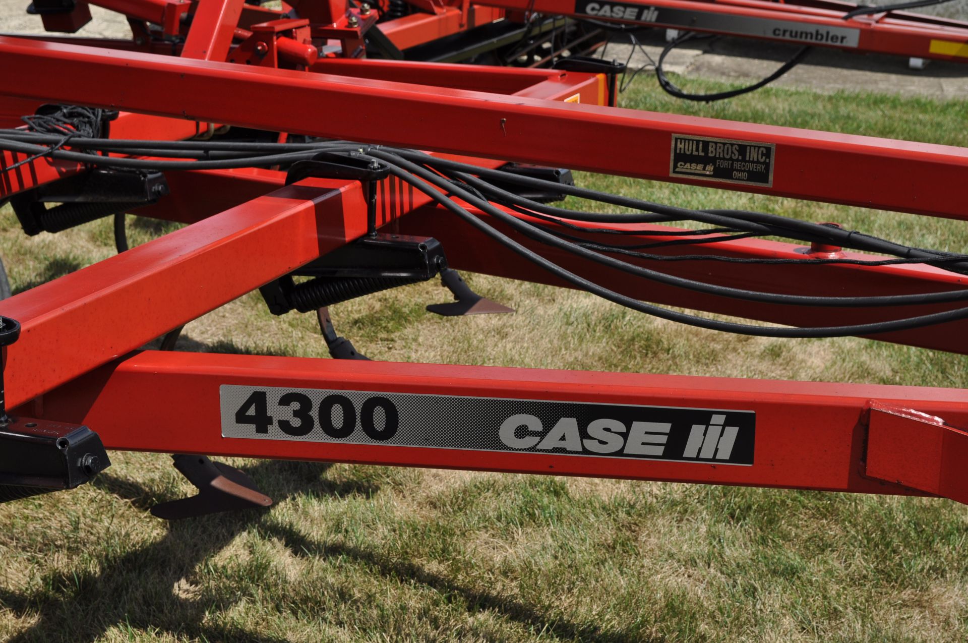 27 ½’ Case IH 4300 field cultivator, hyd fold, 5 bar spike tooth harrow, rear hitch, walking tandem - Image 10 of 15