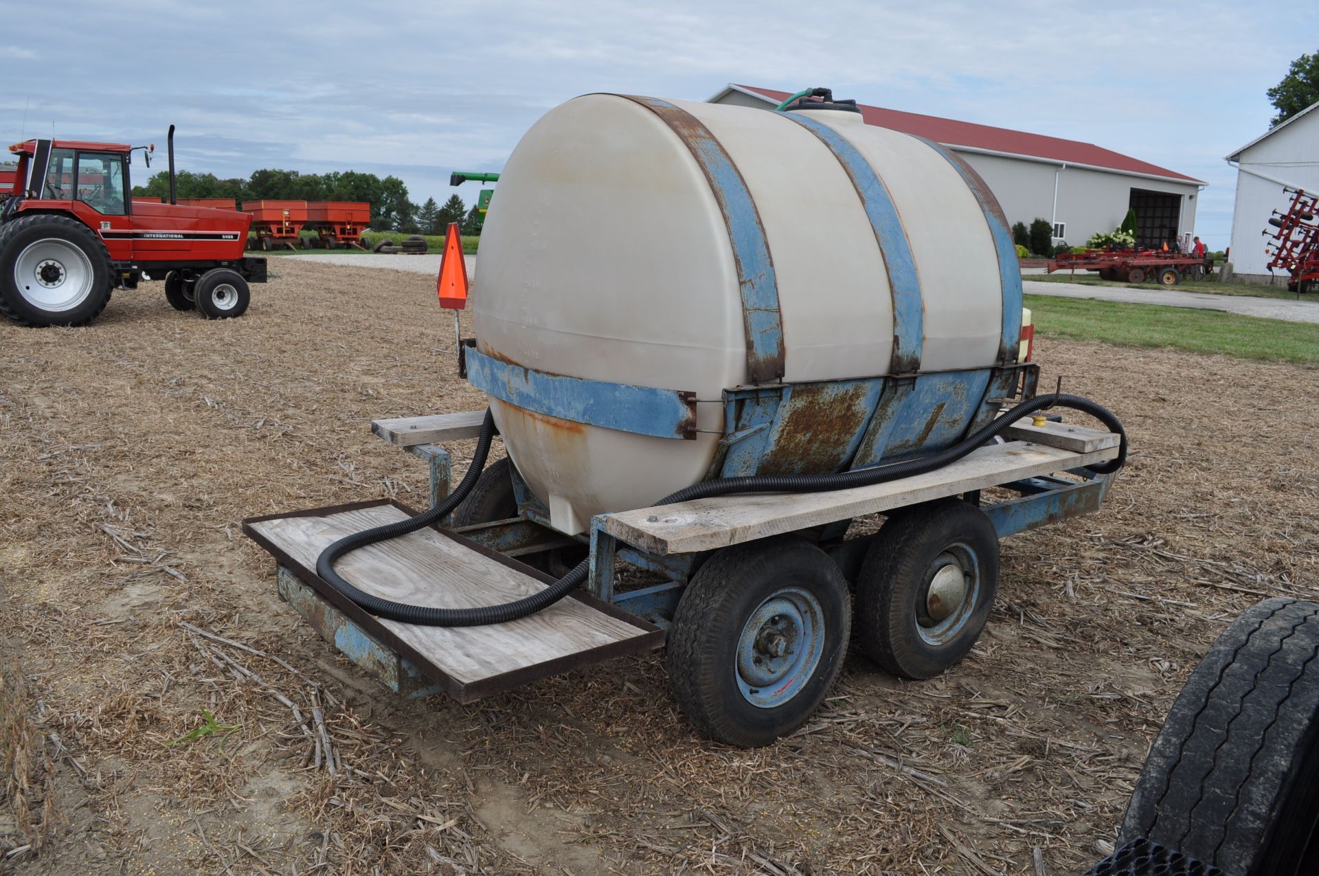 1000 gal shuttle trailer, 1000 gal poly tank, tandem axle, 2” Banjo poly pump, 15 gal inductor - Image 3 of 9