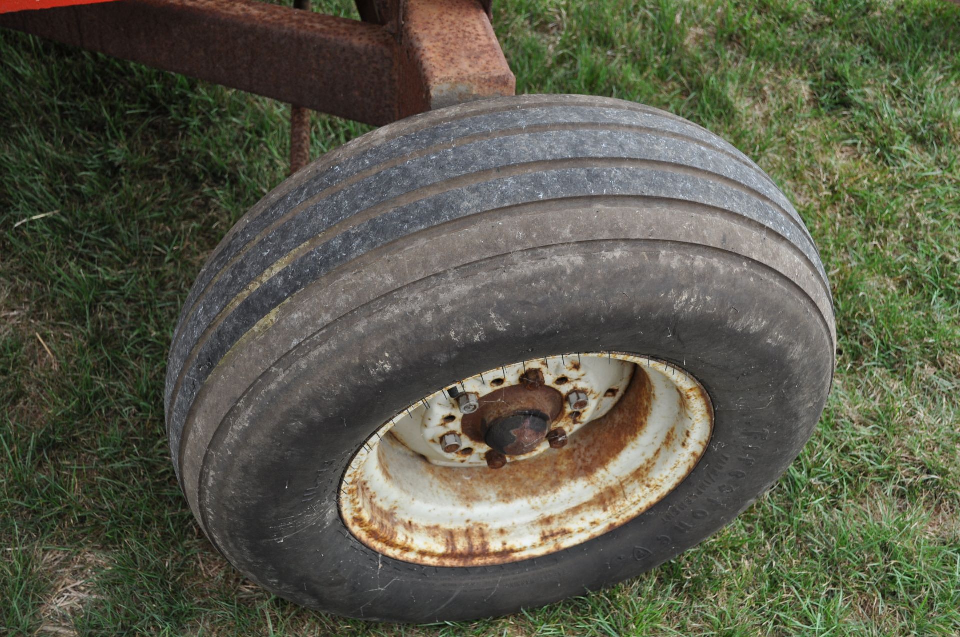 250 bu gravity bed wagon - Image 5 of 8