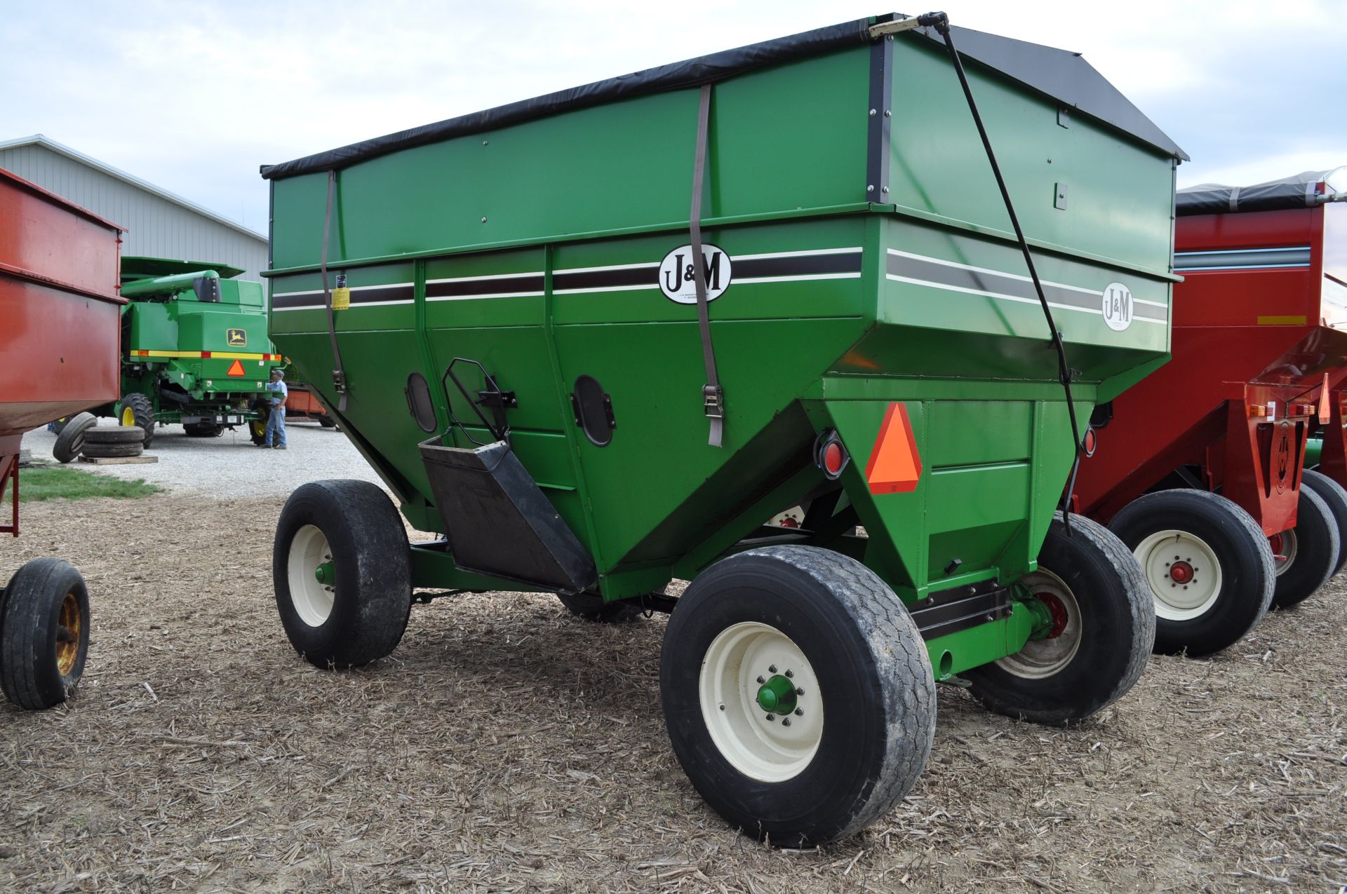 J & M 525 gravity wagon, 425 / 65 R 22.5 tires, hyd surge brakes, sight windows, lights - Image 3 of 14