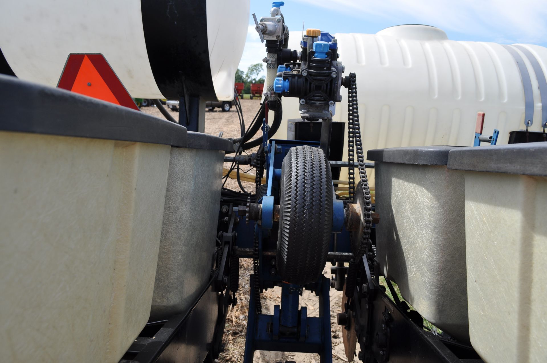 Kinze 2000 6x30” corn planter, finger pick-up, 120 gal poly tank w/ 2+2 Kinze openers, no-till - Image 17 of 18