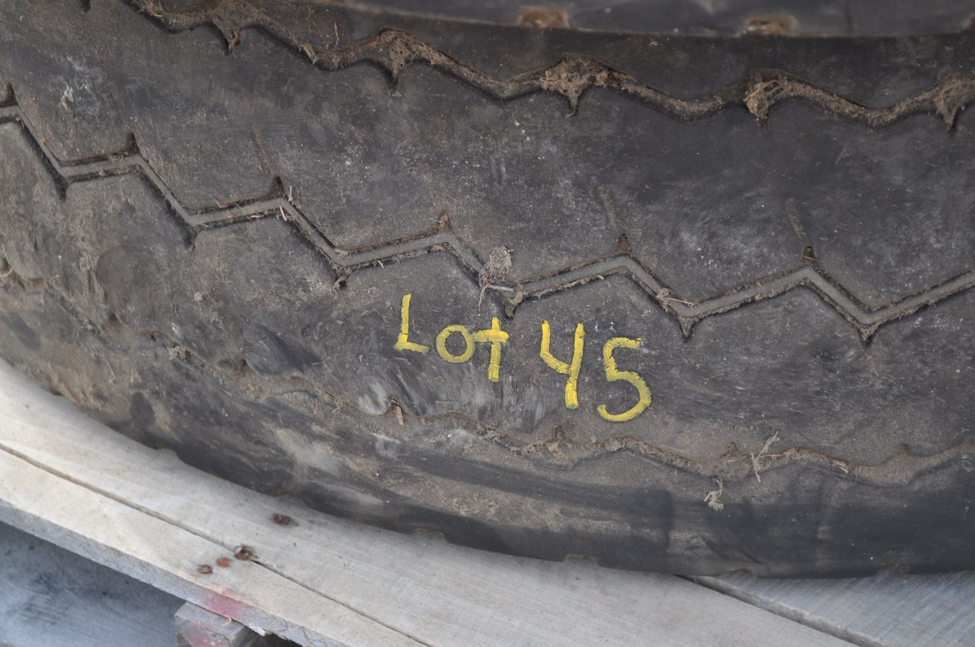 425 / 65 R 22.5 tire