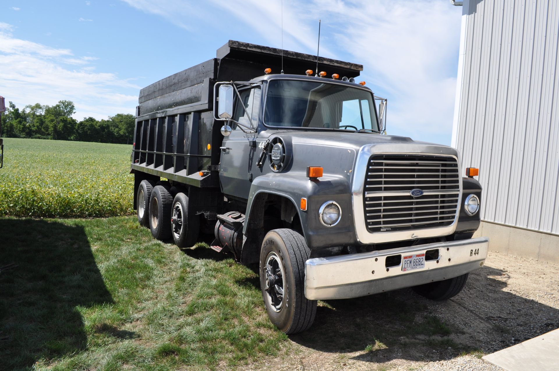 1975 Ford 8000 grain truck, 3208 CAT diesel, 2 stick H/L/D/OD + 5 spd, tandem axle