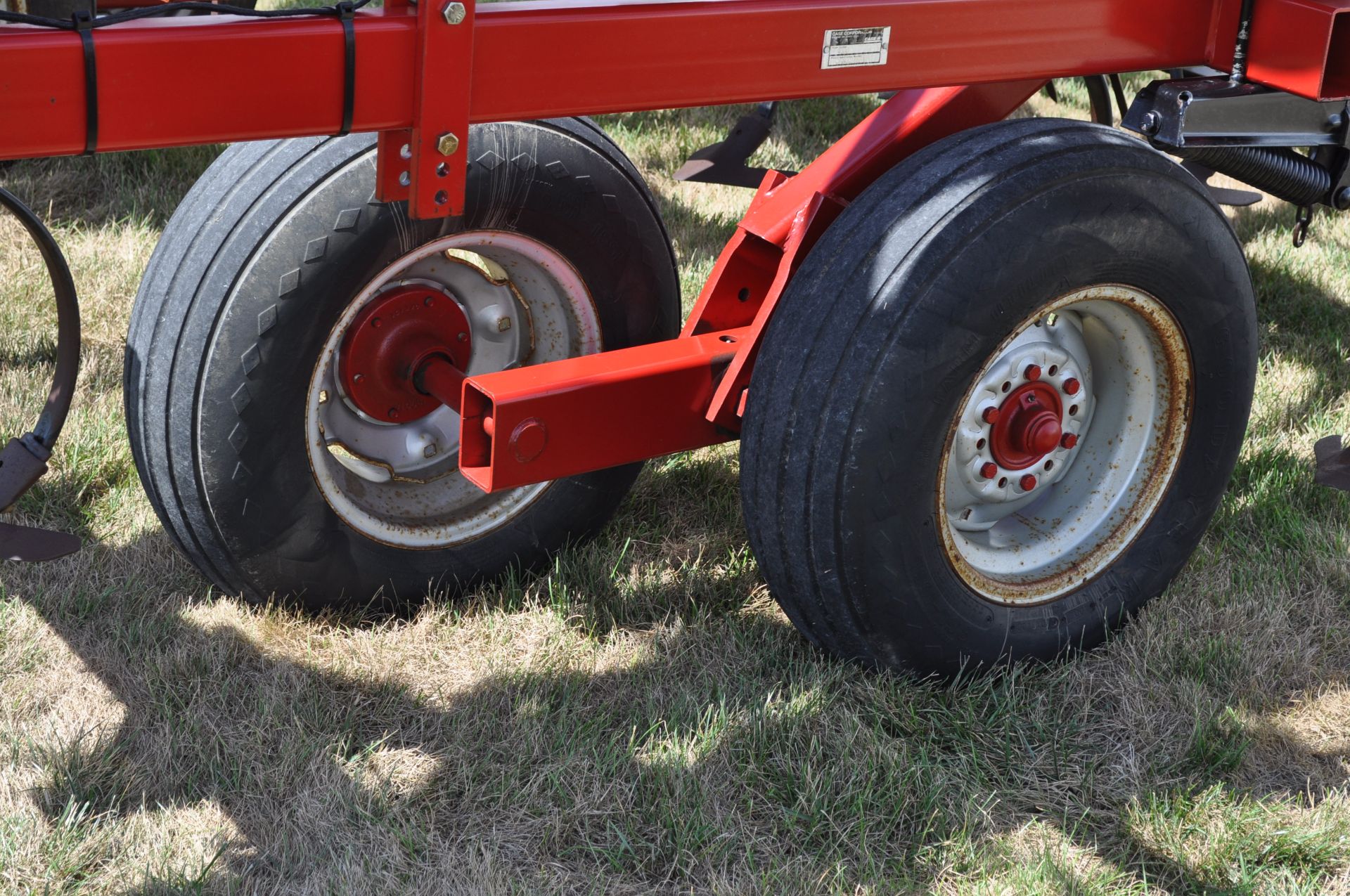 27 ½’ Case IH 4300 field cultivator, hyd fold, 5 bar spike tooth harrow, rear hitch, walking tandem - Image 7 of 15