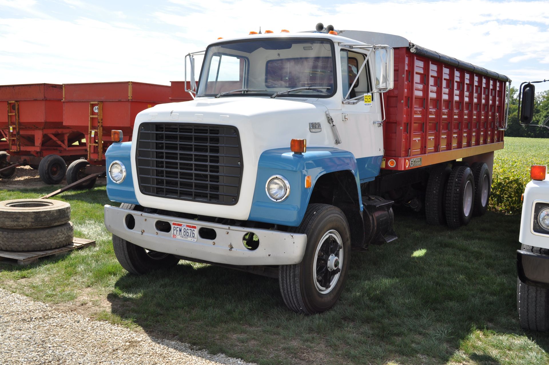 1979 Ford 900 grain truck, Ford Big Block V-8 gas, 2 stick, H/L/D + 5 spd, tandem axle, 225” WB - Image 2 of 19