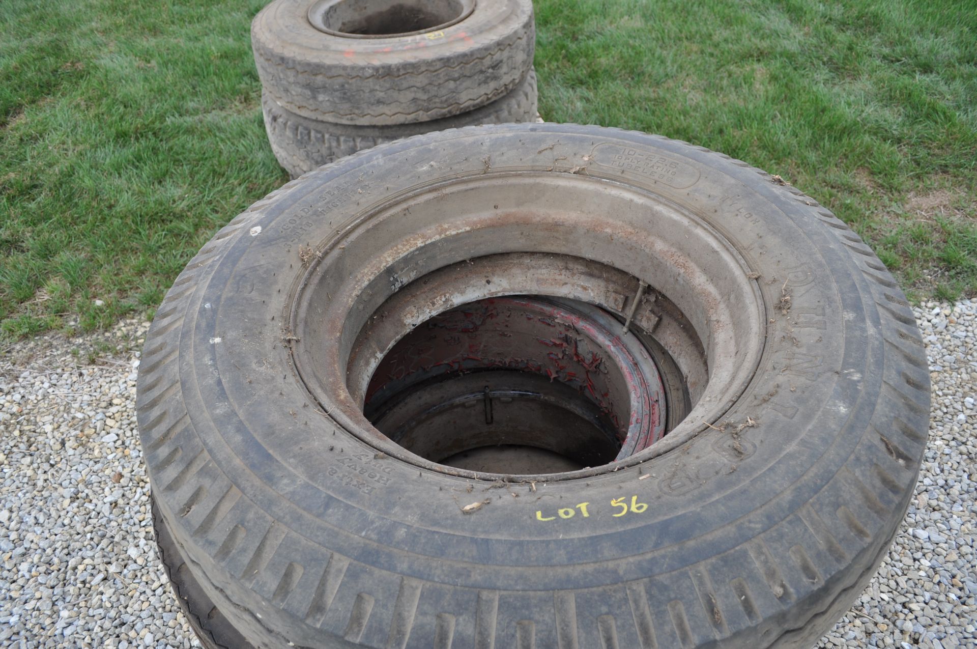 10.00-22.5 tire and split dayton rim - Image 3 of 3