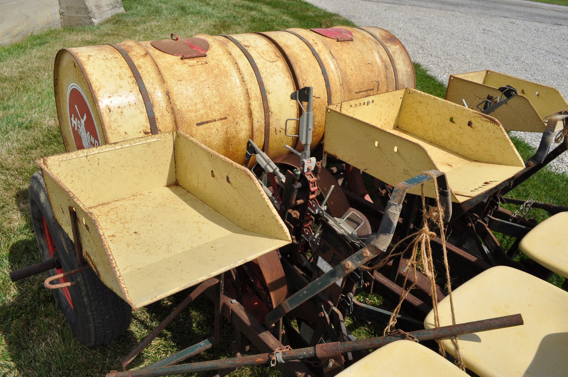 2-row Holland transplanter, 36” row, tobacco setter, 4 seat, liquid, pull-type, SN 259219 - Image 6 of 8