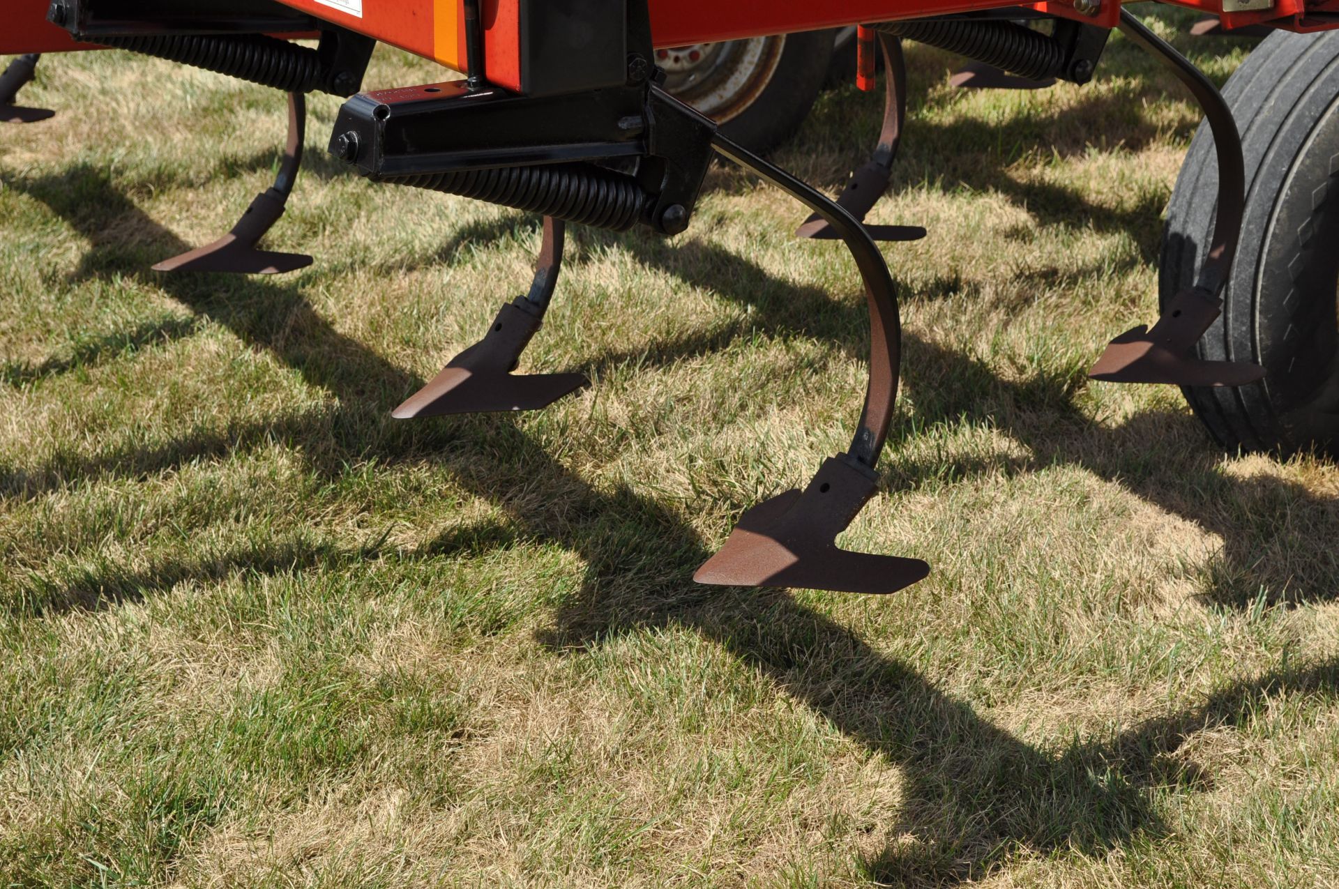 27 ½’ Case IH 4300 field cultivator, hyd fold, 5 bar spike tooth harrow, rear hitch, walking tandem - Image 5 of 15