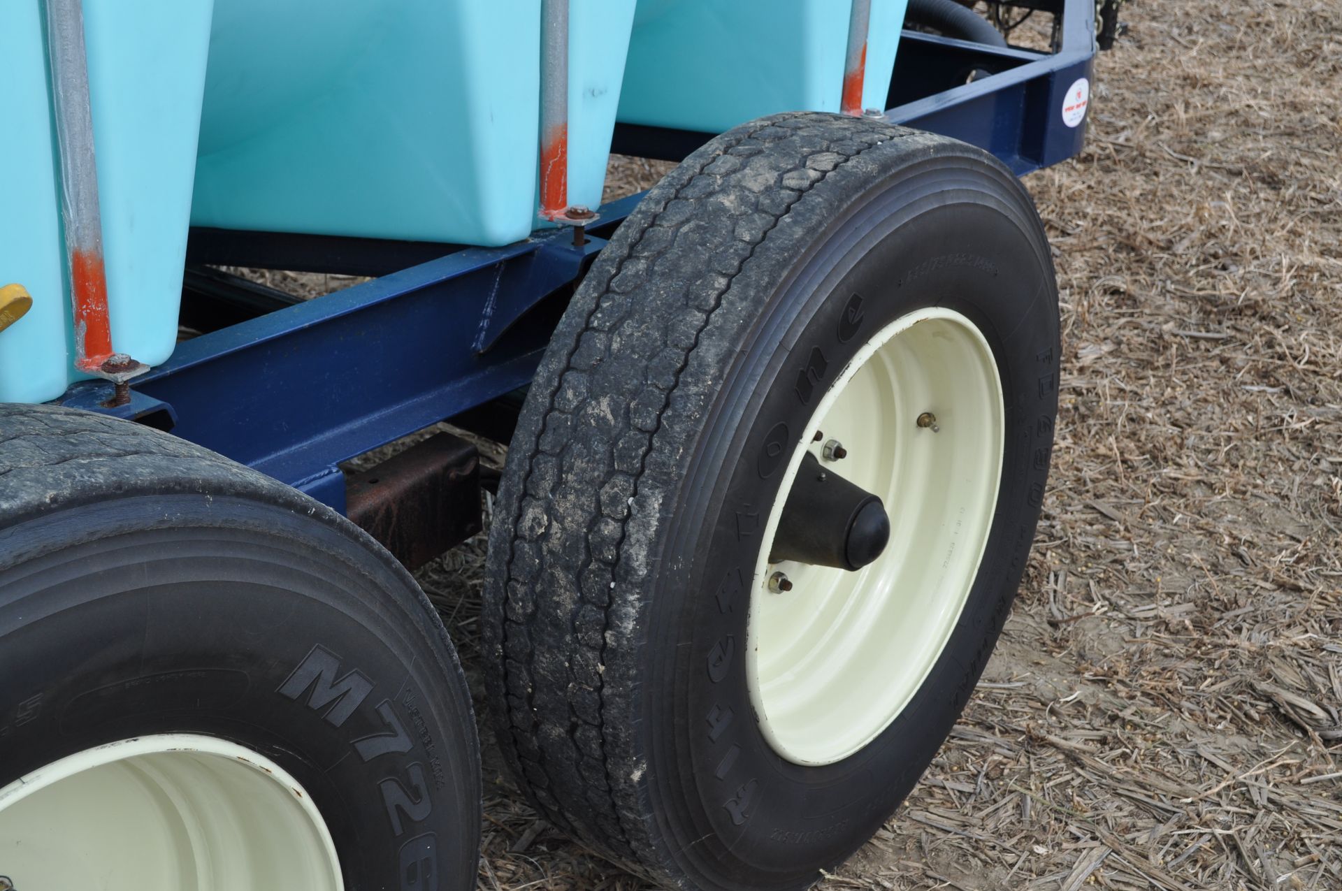 1600 gal shuttle trailer, 1600 gal poly tank, tandem axle, 22.5 tires, surge brakes, 2” Banjo poly - Image 8 of 13