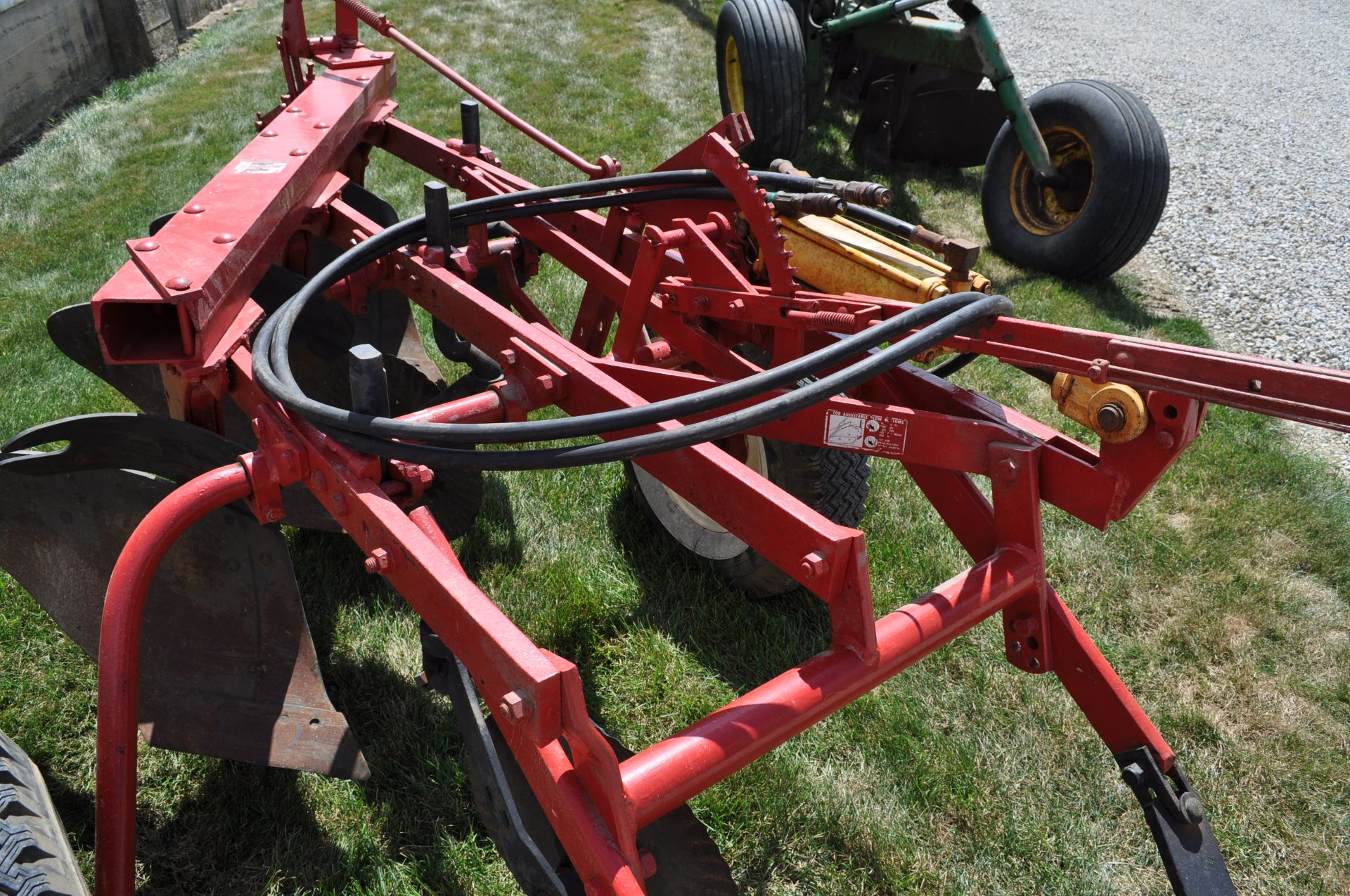 3 btm x 14” International 60 moldboard plow, pull type, hyd lift, tail wheel - Image 9 of 10