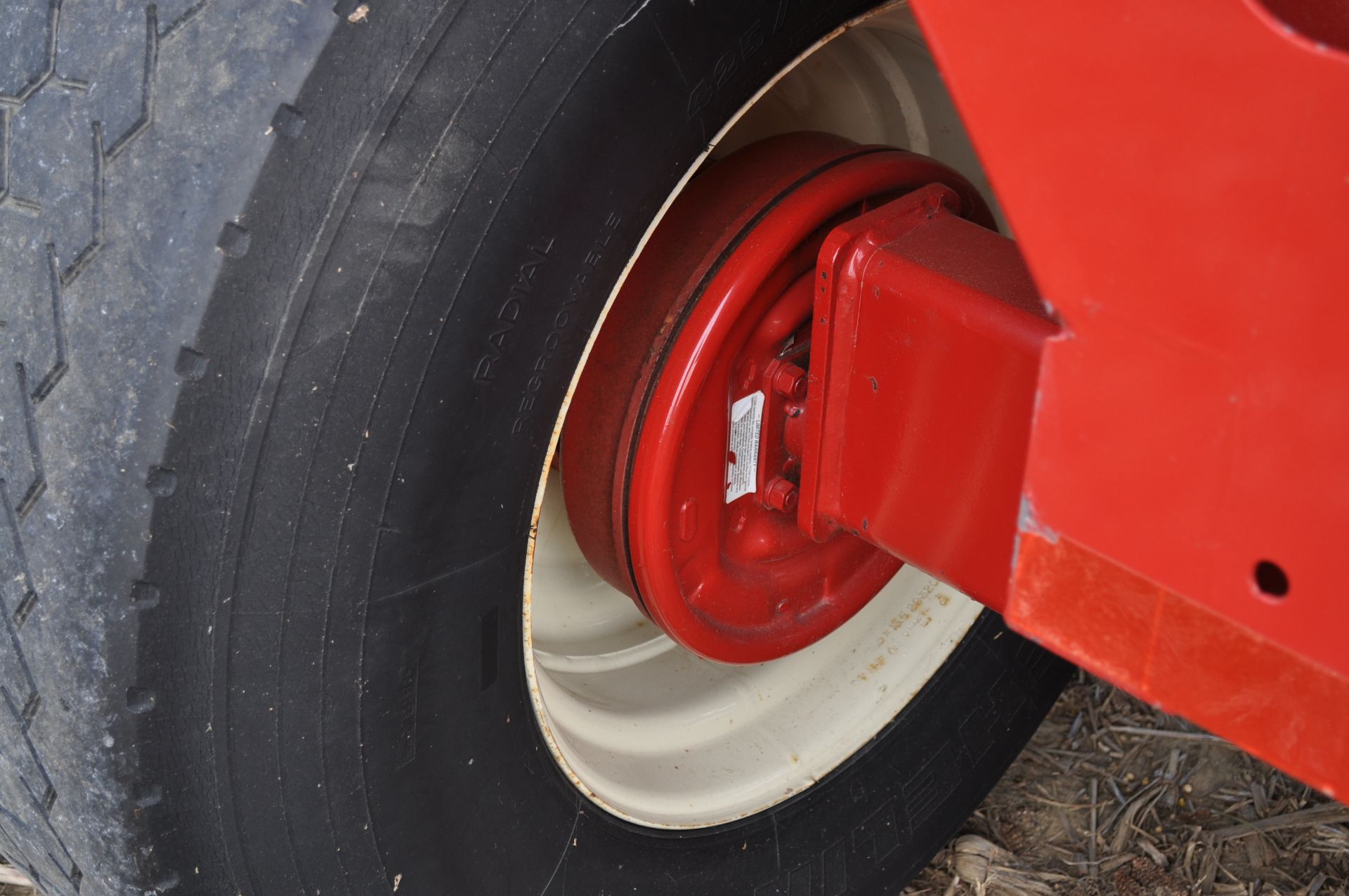 Unverferth 530 gravity bed wagon, 425/65 R 22.5 tires, hyd surge brakes, lights, roll tarp - Image 10 of 16