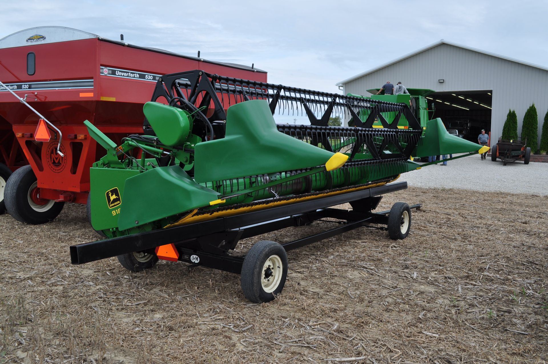 18’ John Deere 918 grain head, hyd fore/aft, row crop dividers, poly skid shoes, SN H00918F670831 - Image 4 of 10
