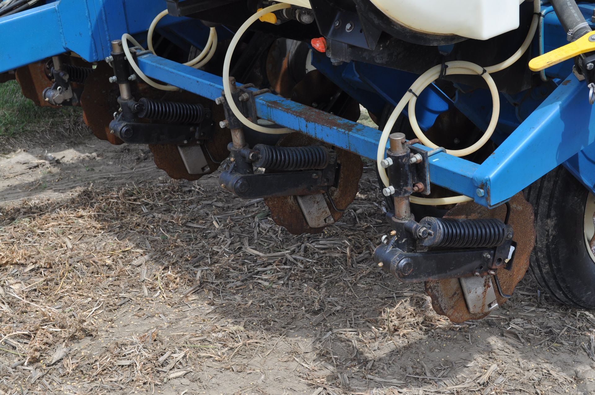 Kinze 2000 6x30” corn planter, finger pick-up, 120 gal poly tank w/ 2+2 Kinze openers, no-till - Image 13 of 18