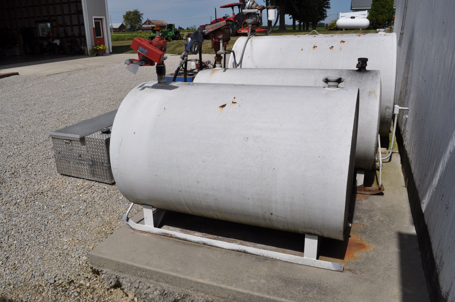 300 GAL fuel tank with pump - Image 2 of 4