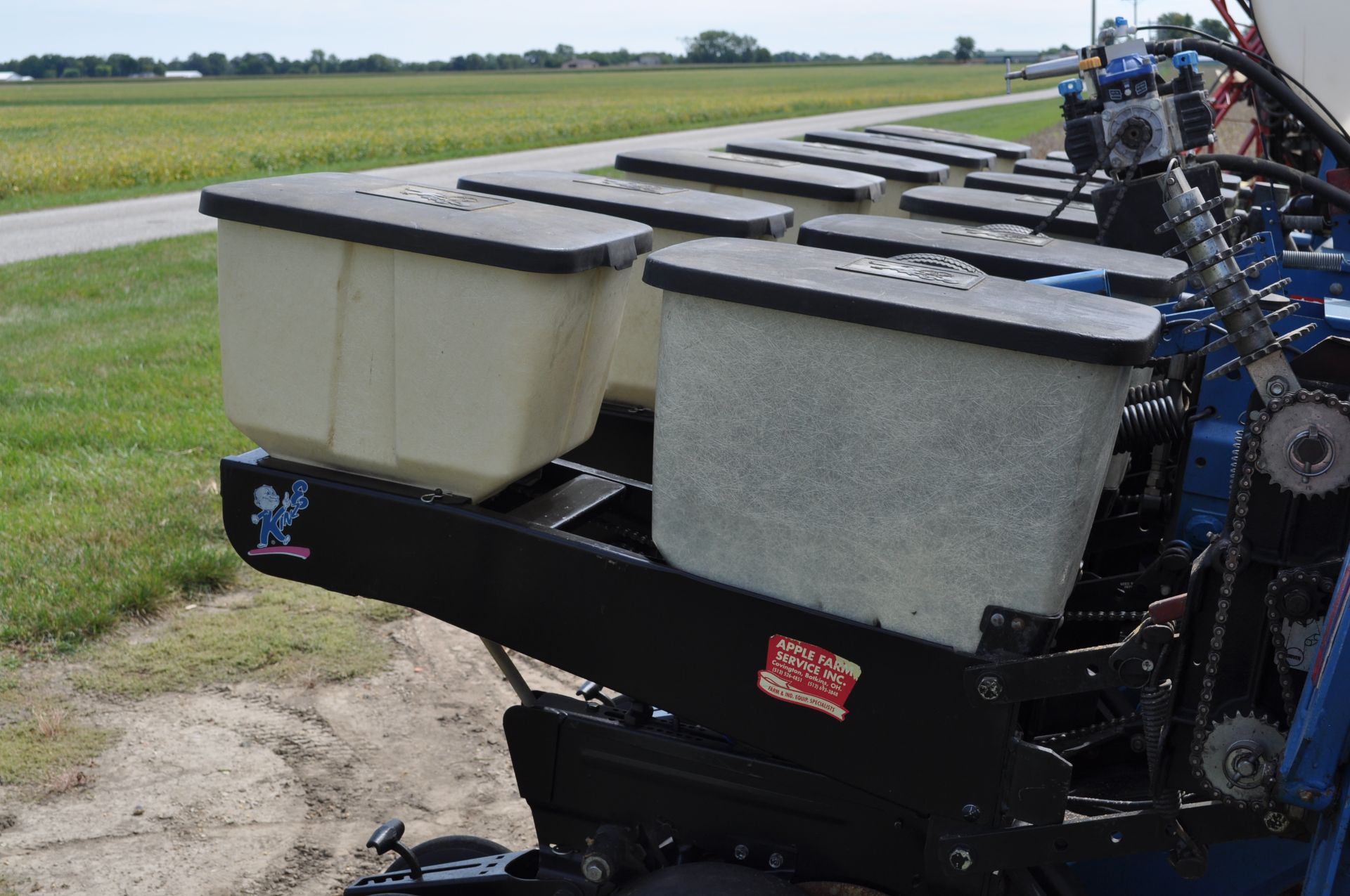 Kinze 2000 6x30” corn planter, finger pick-up, 120 gal poly tank w/ 2+2 Kinze openers, no-till - Image 7 of 18