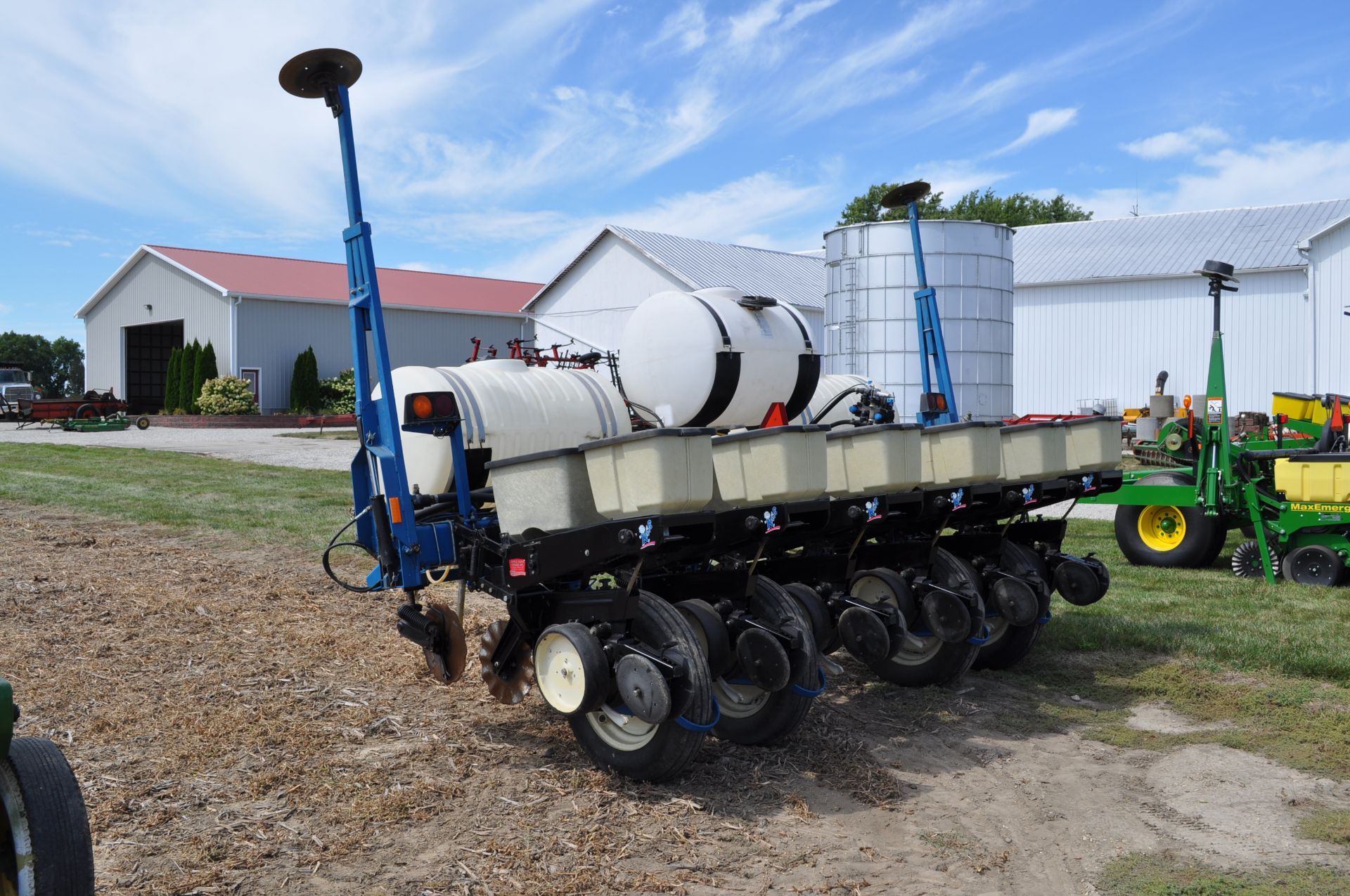 Kinze 2000 6x30” corn planter, finger pick-up, 120 gal poly tank w/ 2+2 Kinze openers, no-till - Image 3 of 18