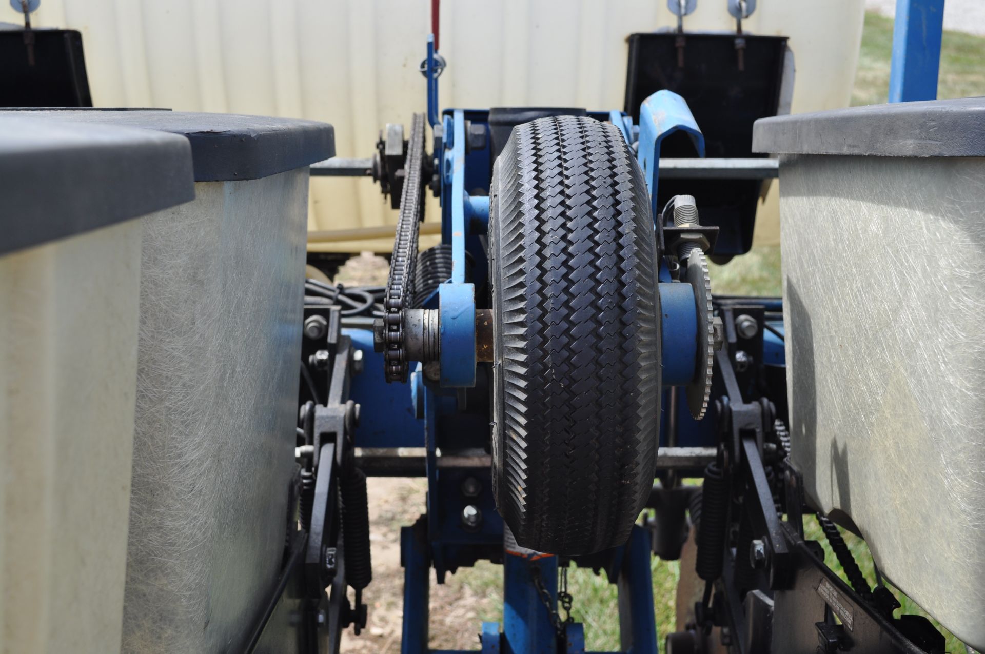 Kinze 2000 6x30” corn planter, finger pick-up, 120 gal poly tank w/ 2+2 Kinze openers, no-till - Image 18 of 18