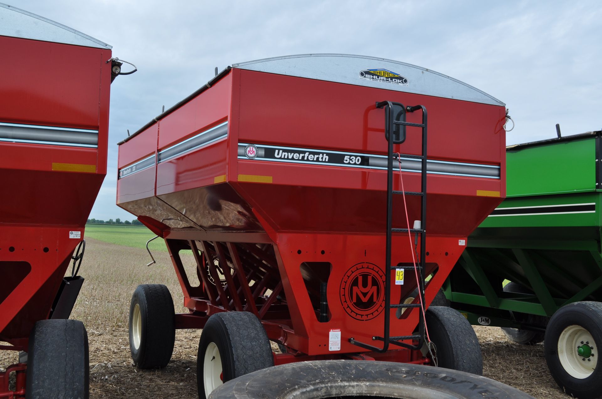 Unverferth 530 gravity bed wagon, 425/65 R 22.5 tires, hyd surge brakes, lights, roll tarp - Image 2 of 16